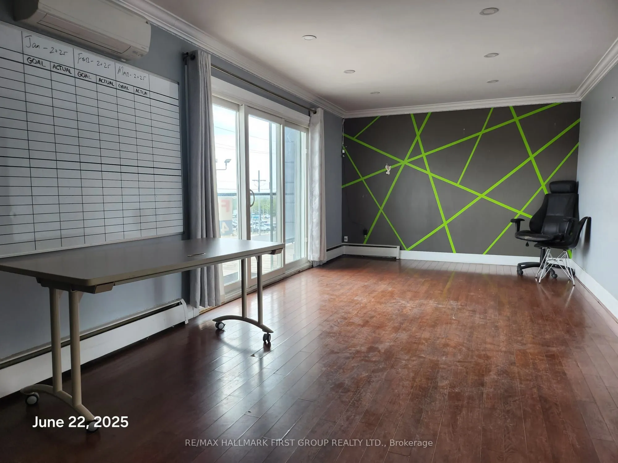1400 Dundas Street E