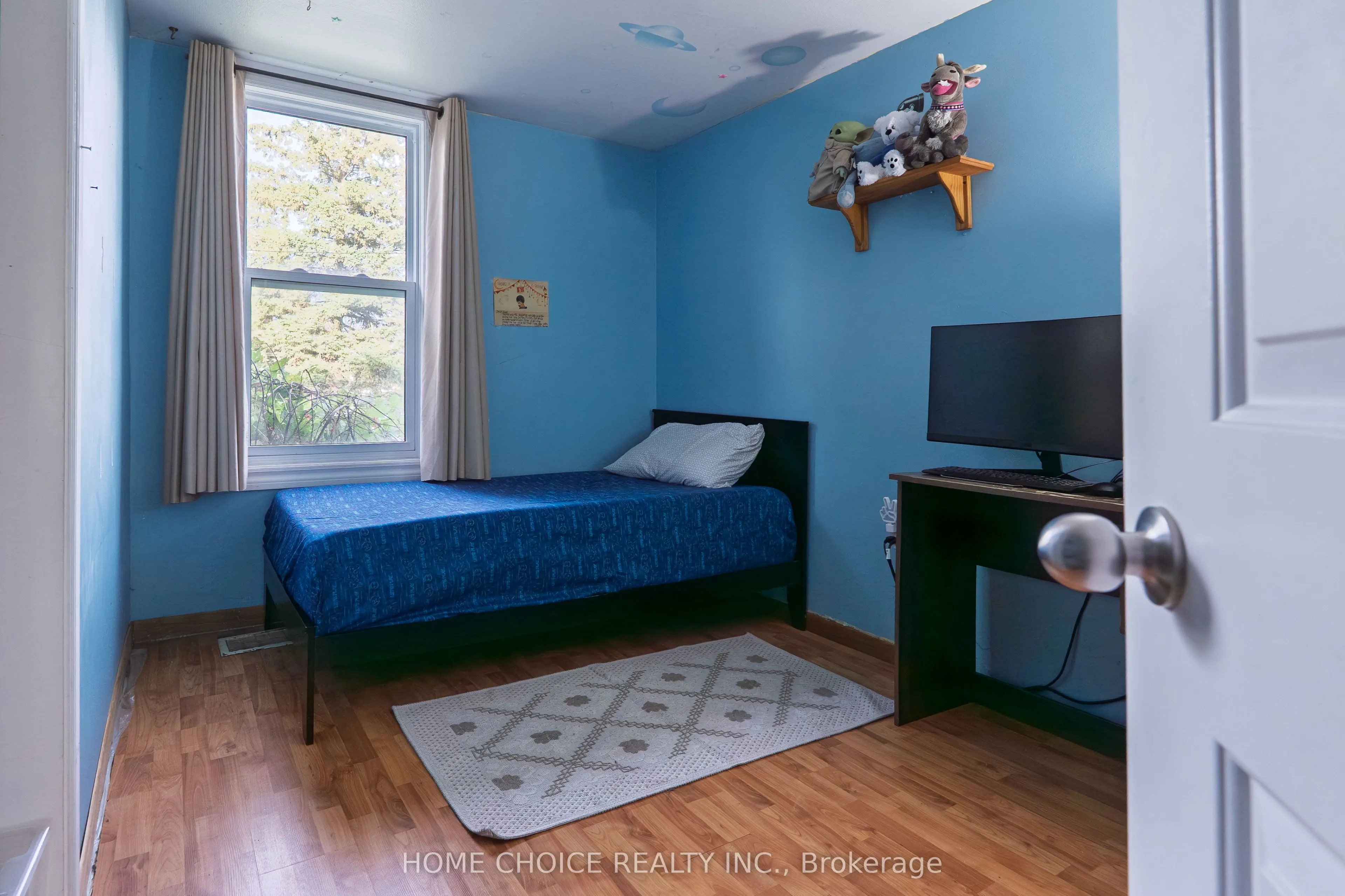 272 Taunton Road W