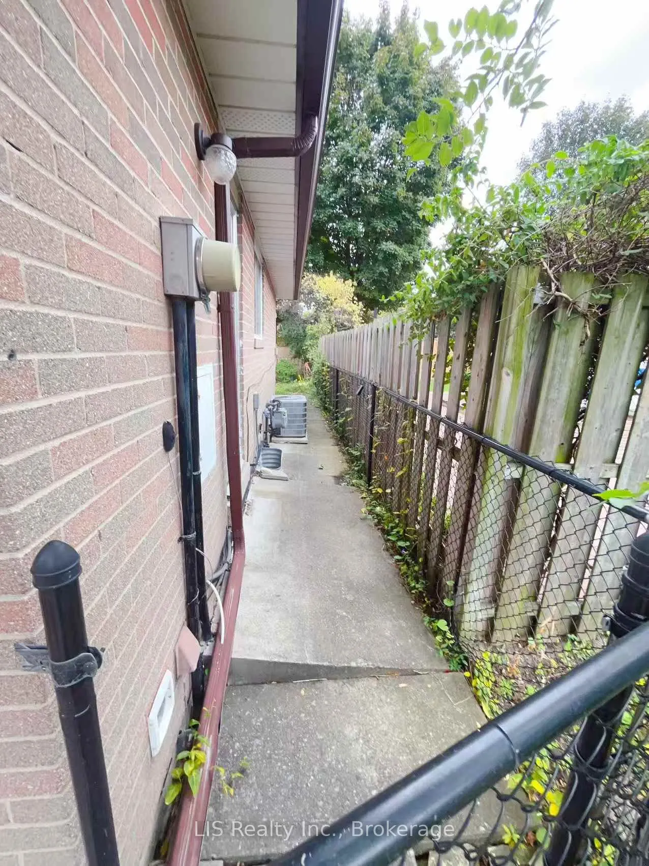 65 Highcourt Crescent