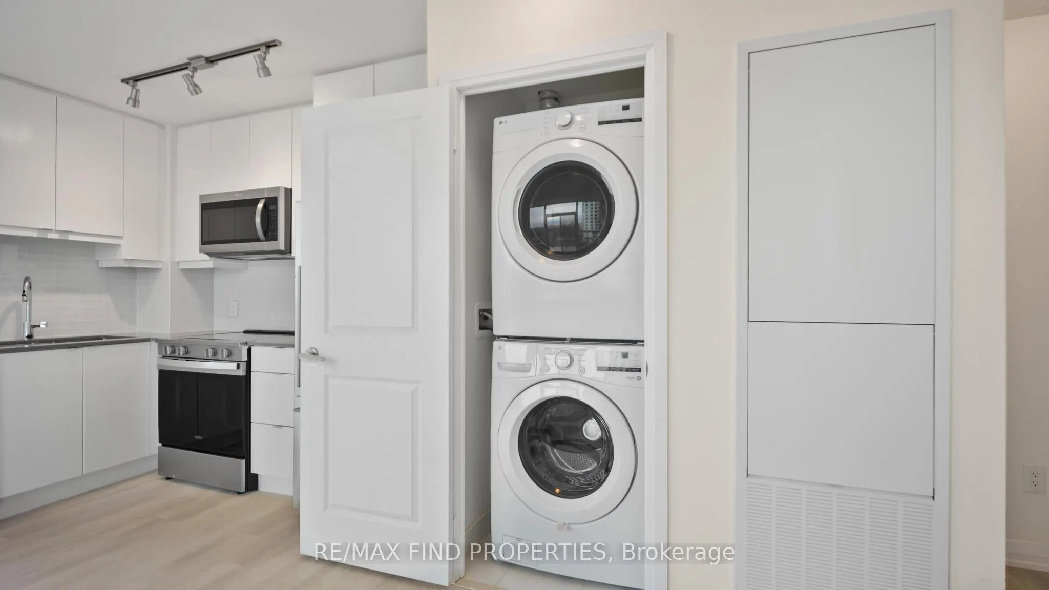 3260 Sheppard Avenue E, #1002