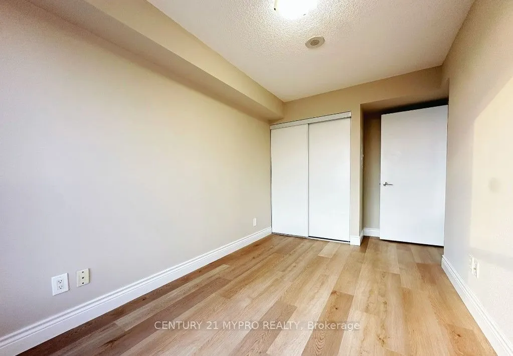 151 Village Green Square, #2506
