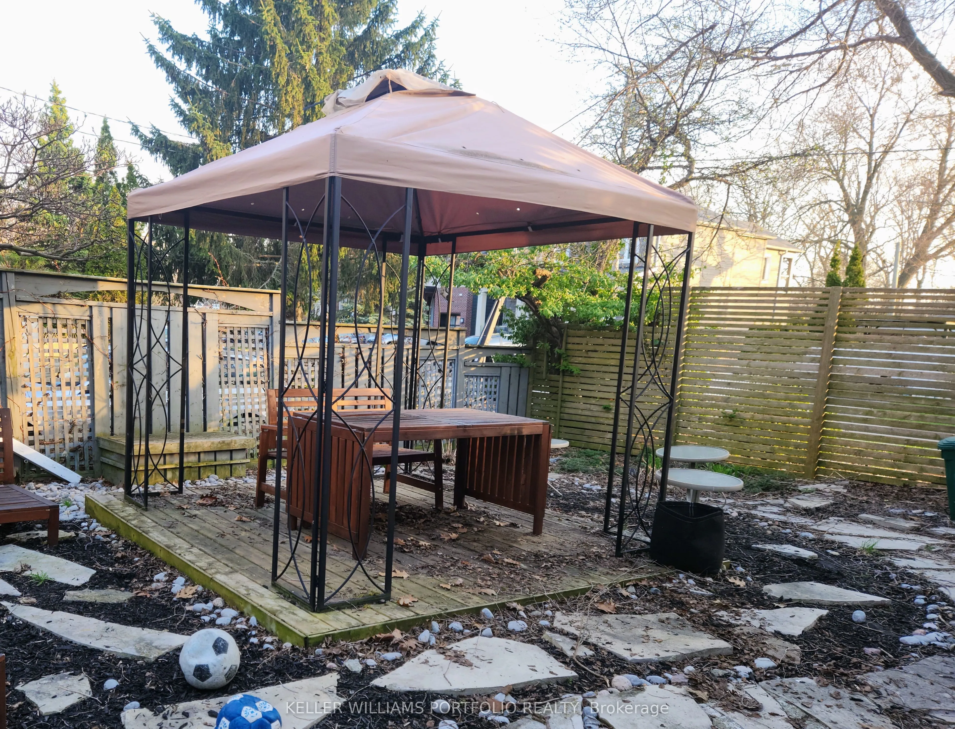 27 Wood Glen Road