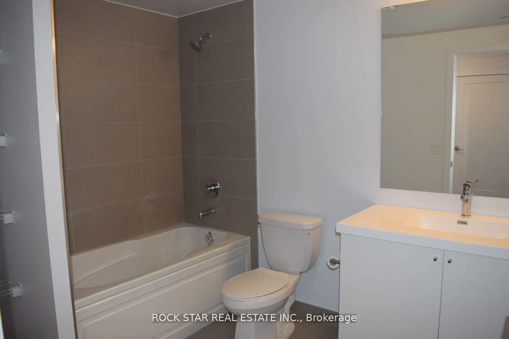2550 Simcoe Street N, #1717