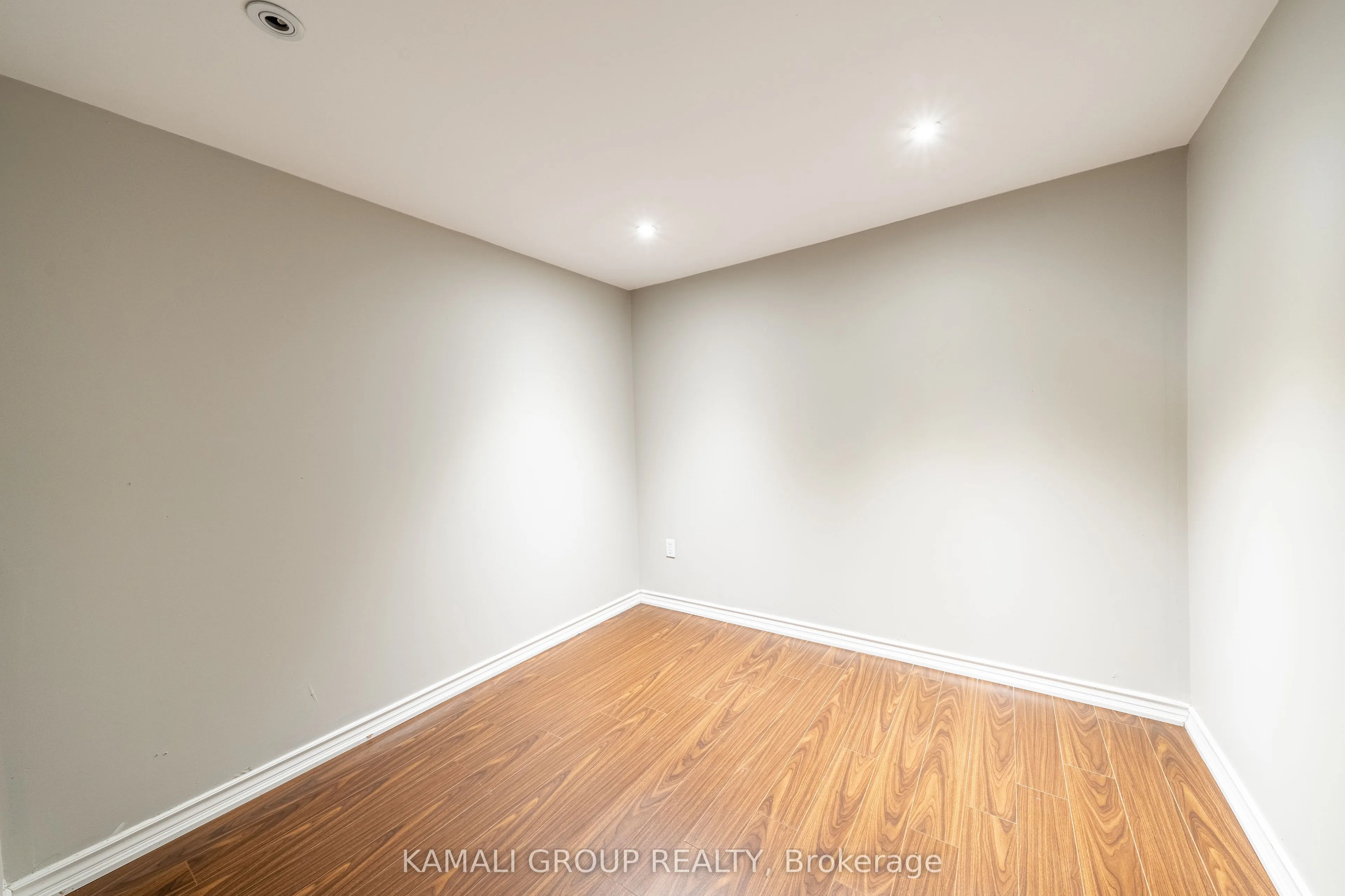 913 Carnaby Crescent