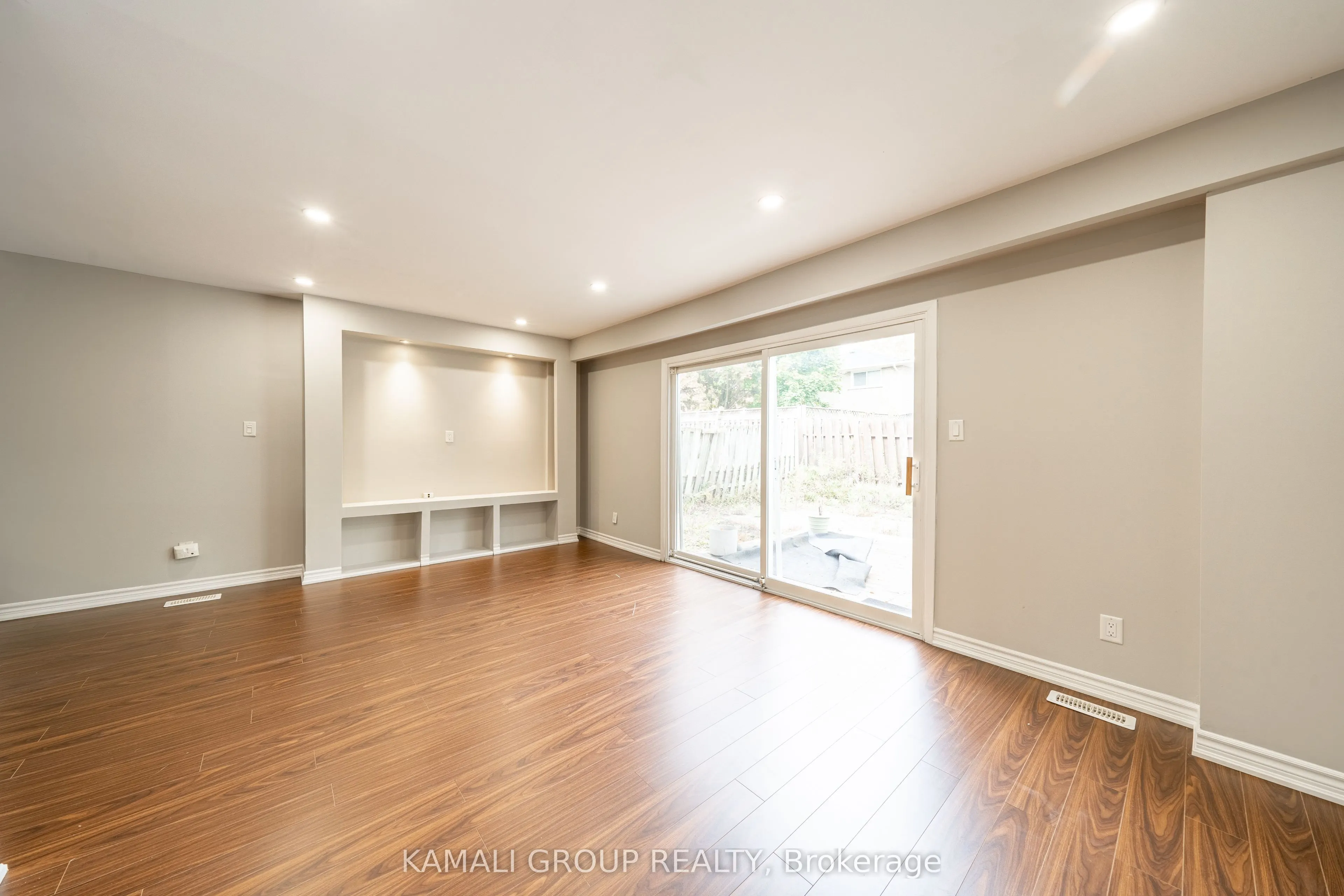 913 Carnaby Crescent