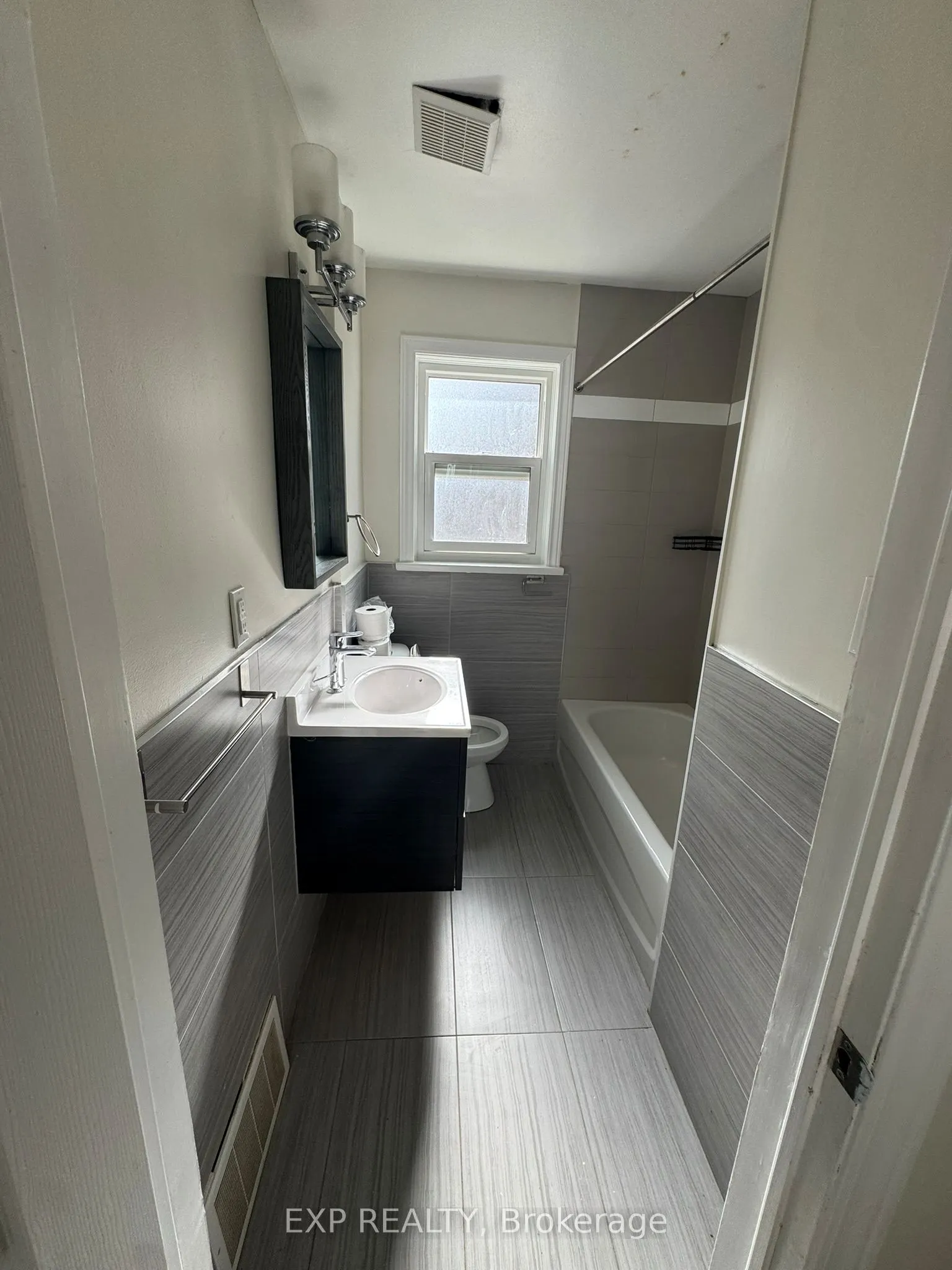 97 Central Park Boulevard N, #Upper,