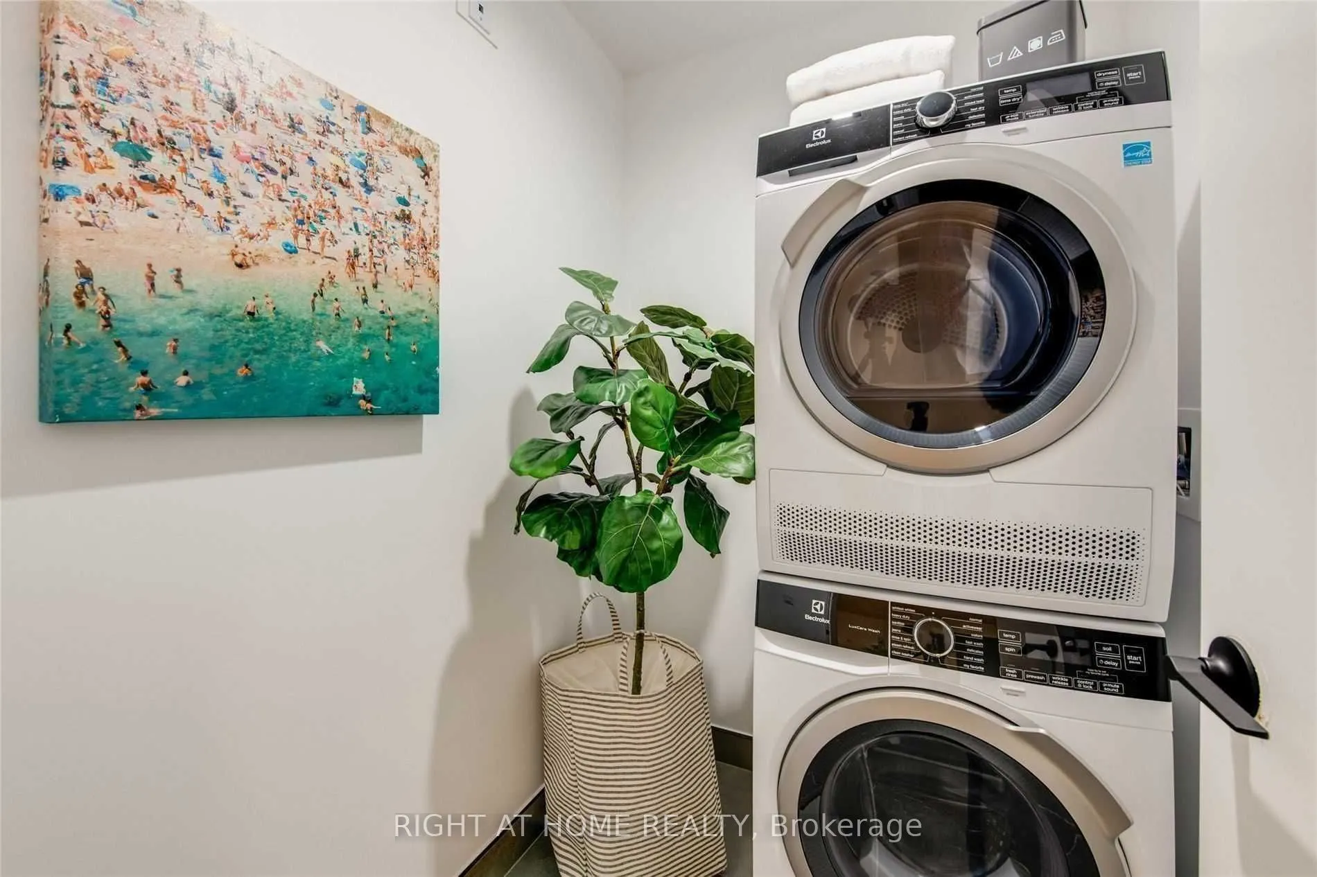 1598 Queen Street E, #302