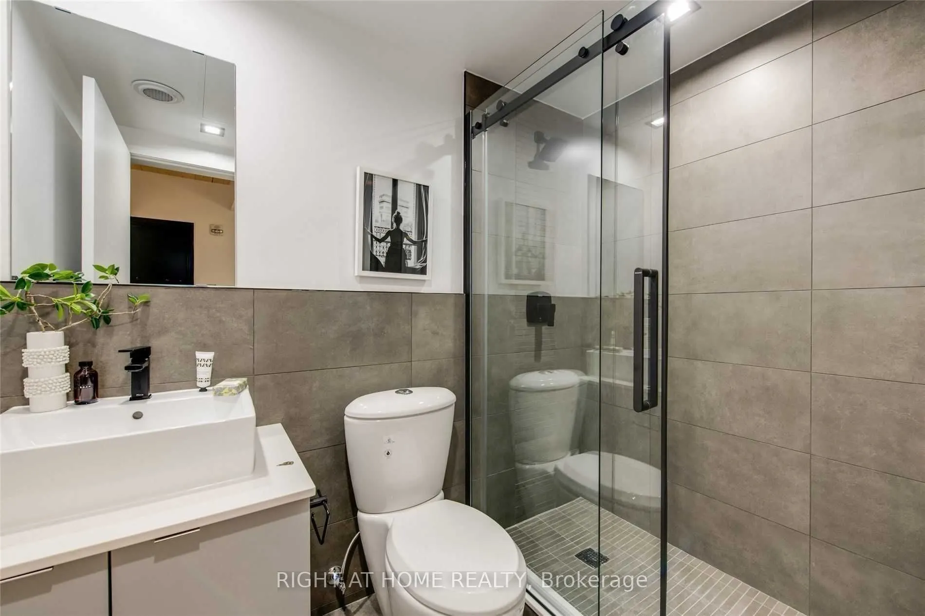 1598 Queen Street E, #302