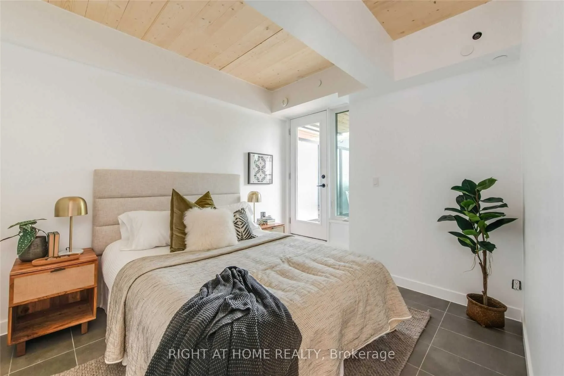 1598 Queen Street E, #302