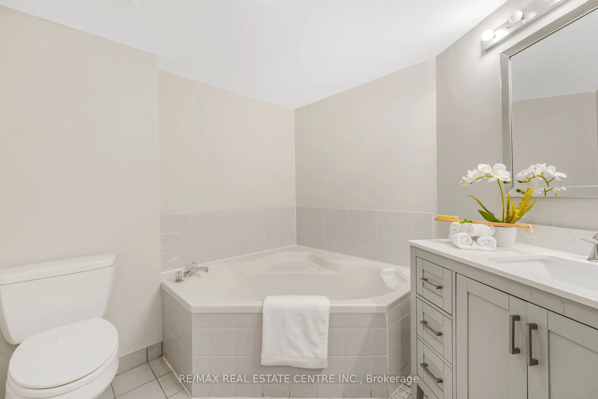 3233 Eglinton Avenue E, #407