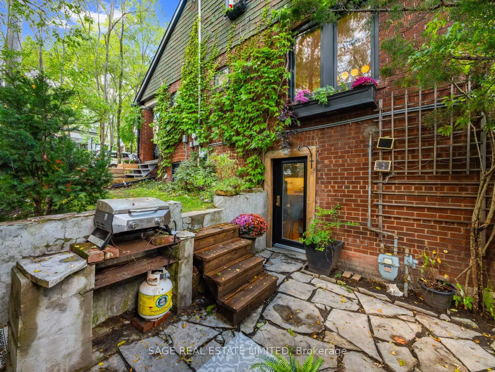 439 Leslie Street