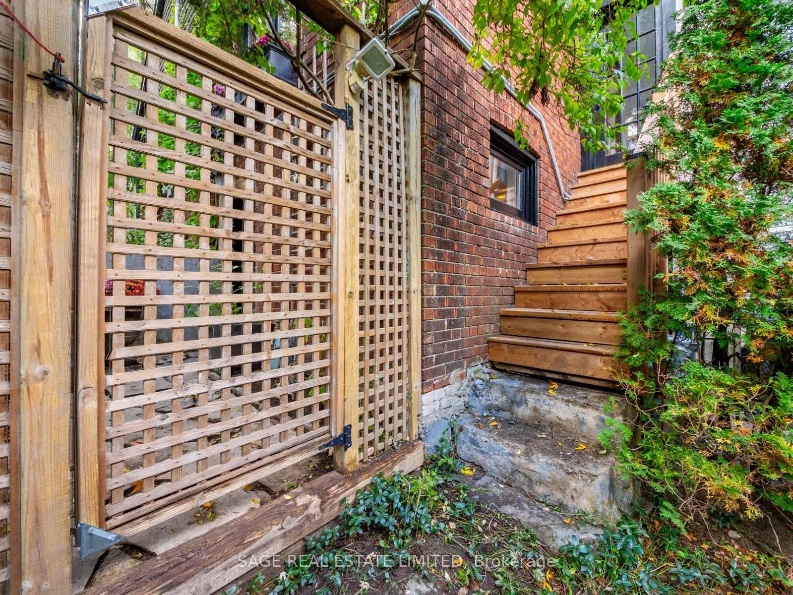 439 Leslie Street