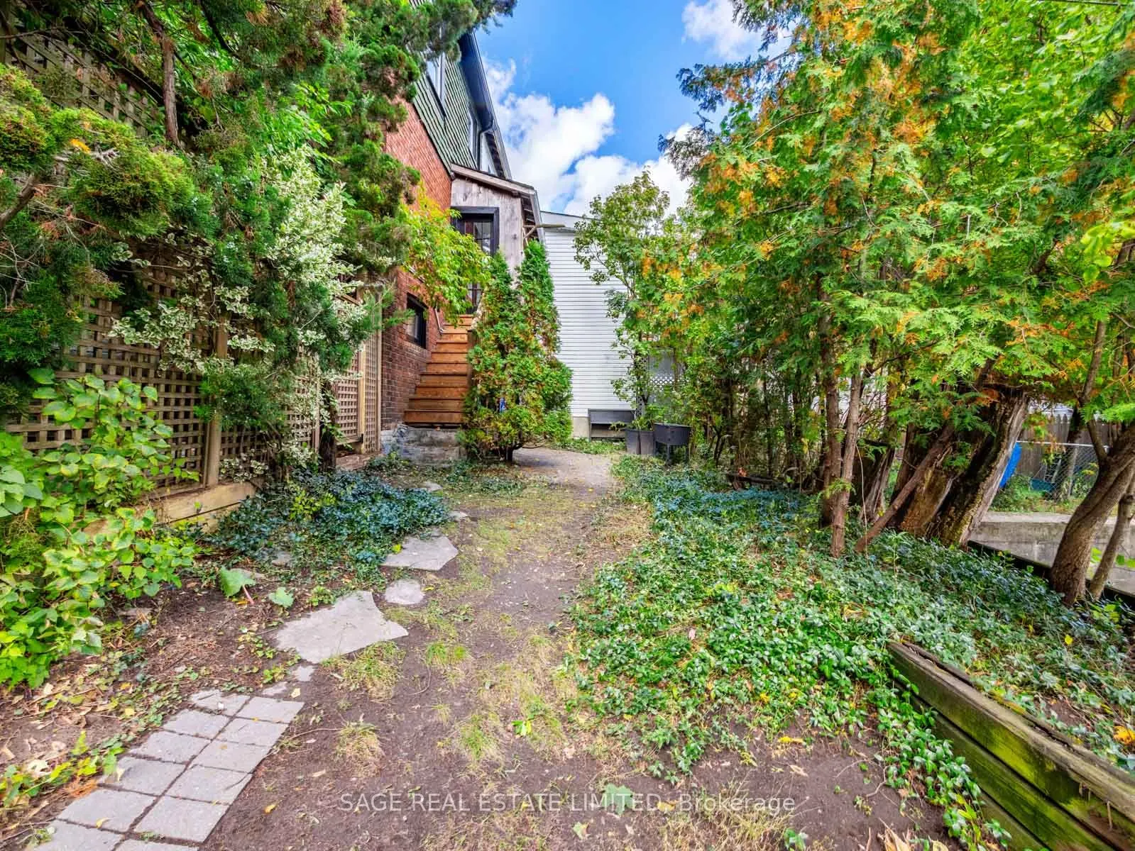 439 Leslie Street