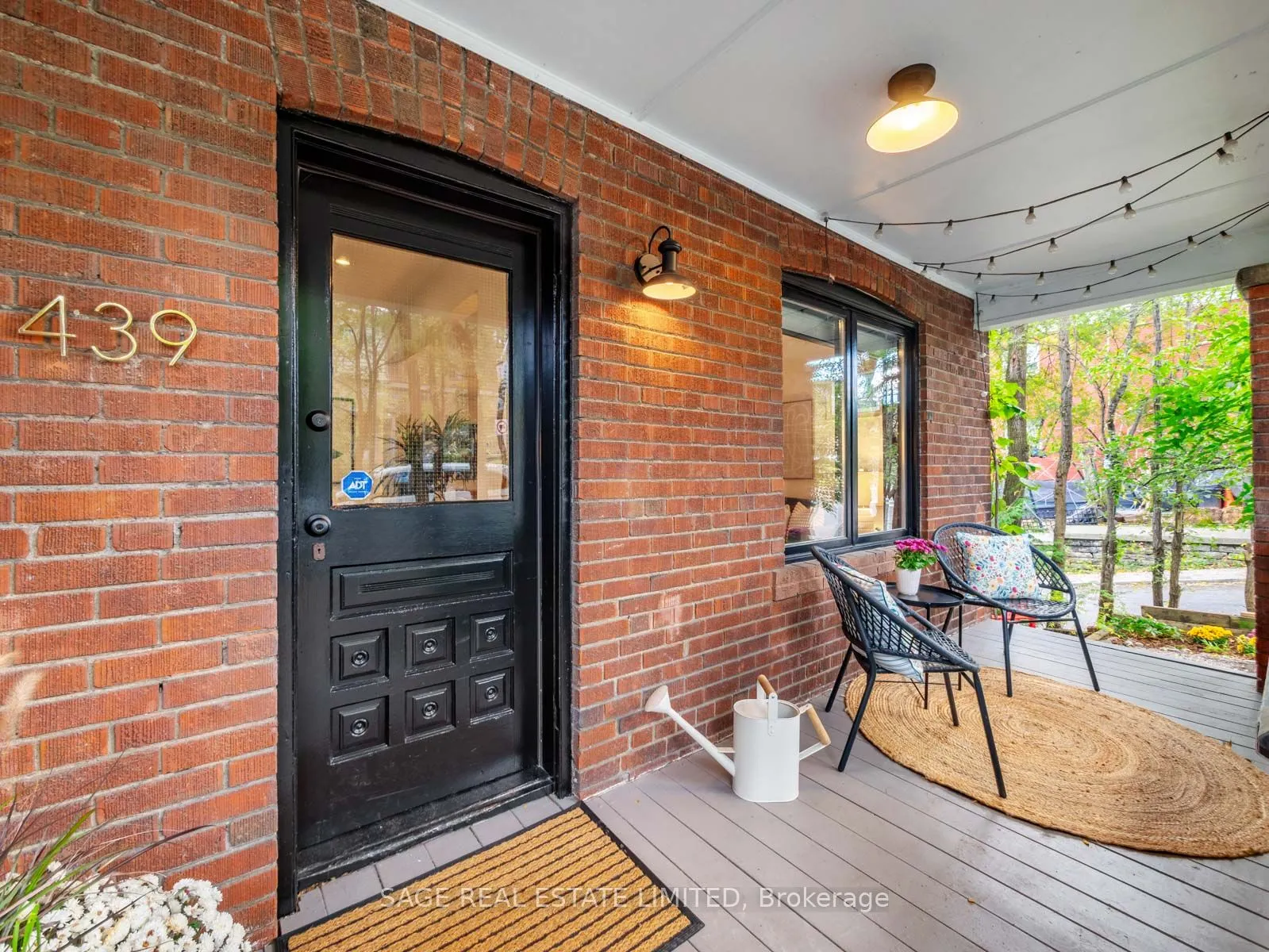 439 Leslie Street