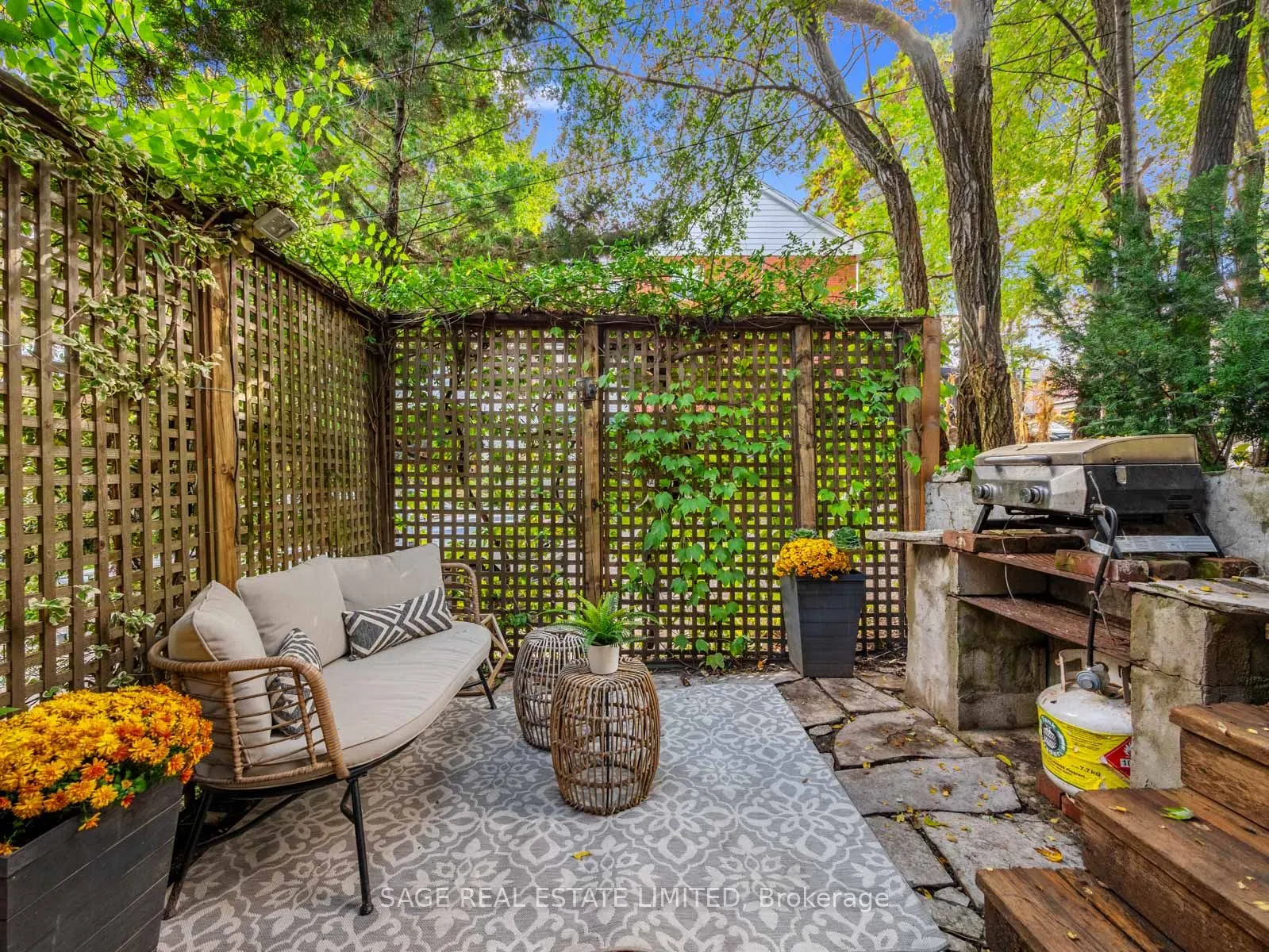 439 Leslie Street