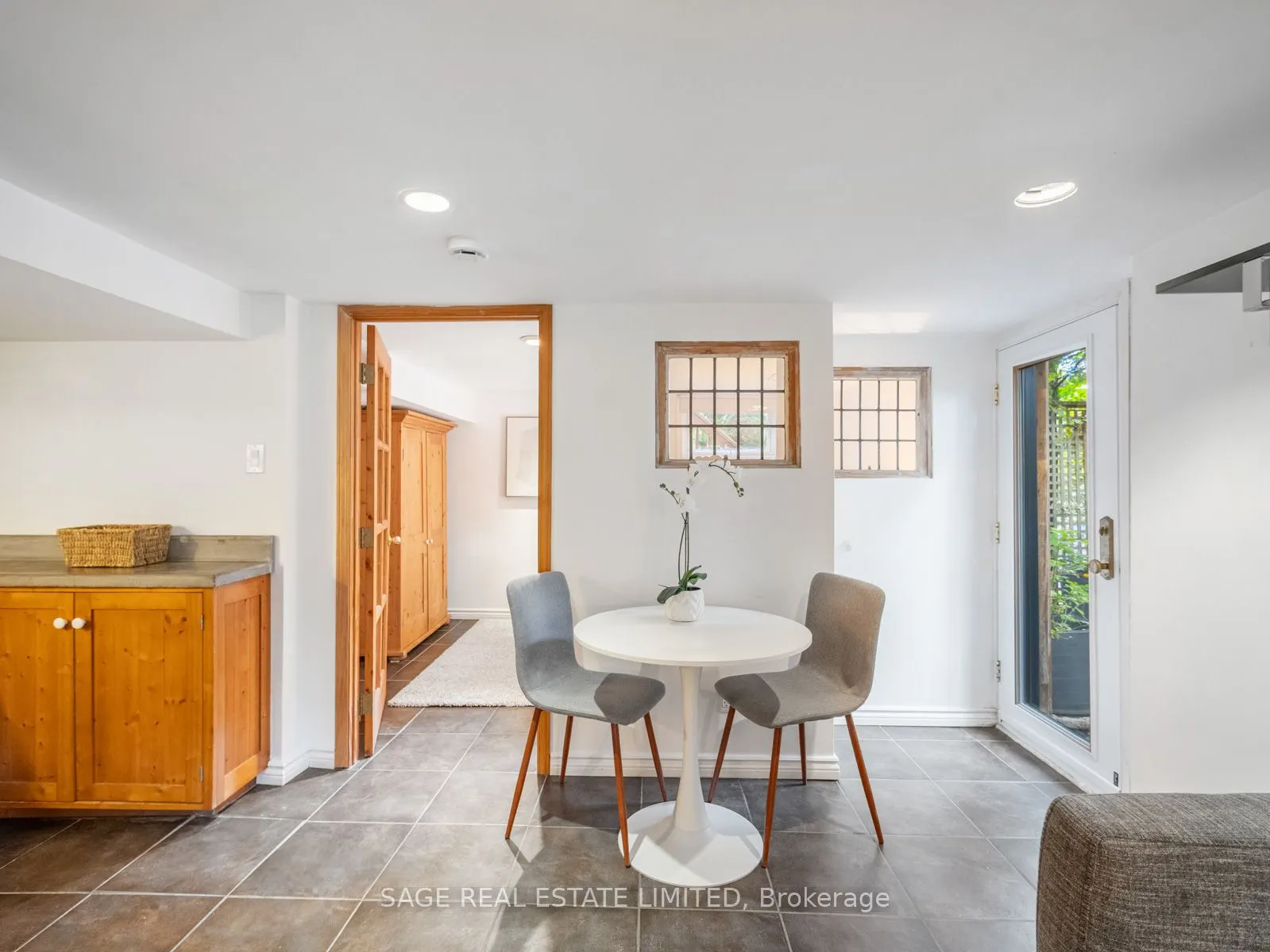 439 Leslie Street