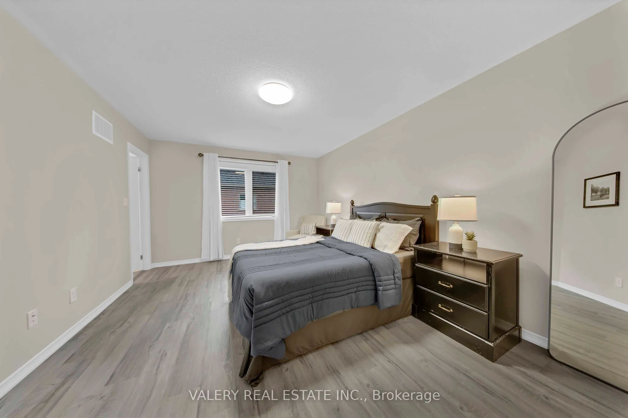 2442 Equestrian Crescent