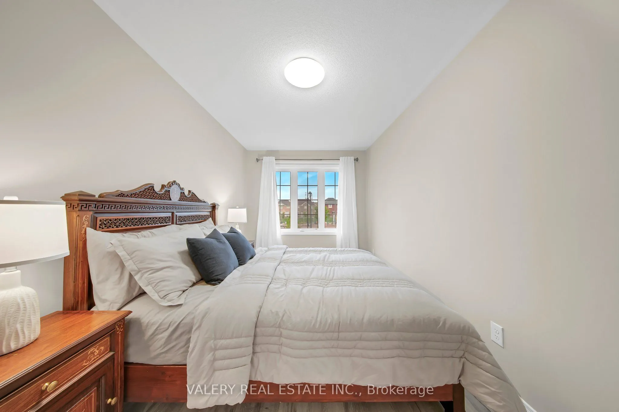 2442 Equestrian Crescent