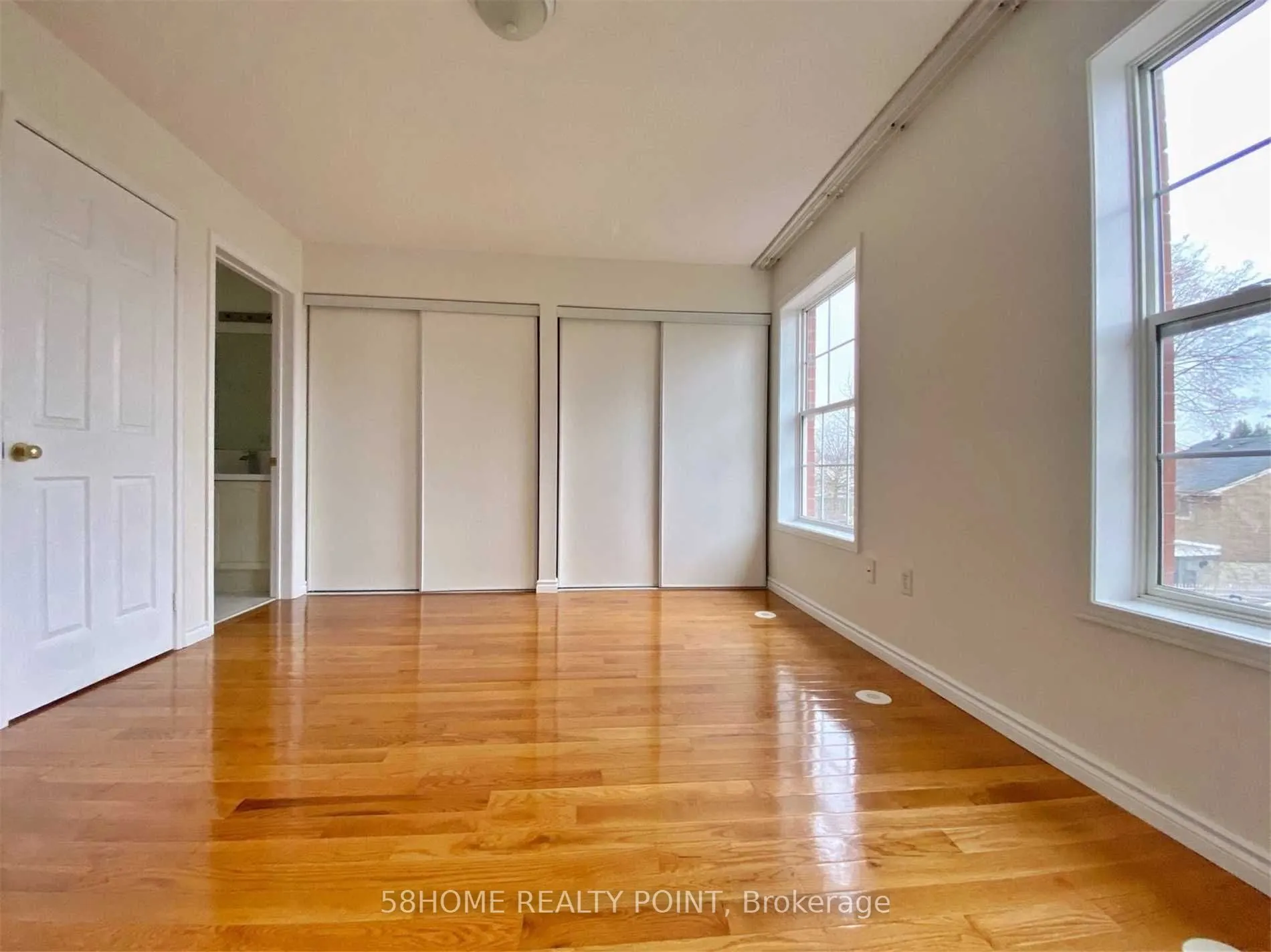 17 Exchequer Place, #Main