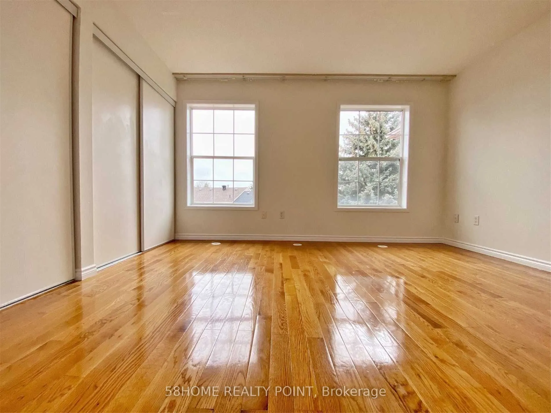 17 Exchequer Place, #Main