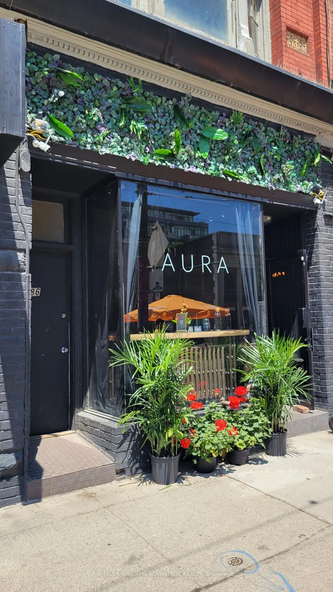 686 QUEEN Street E