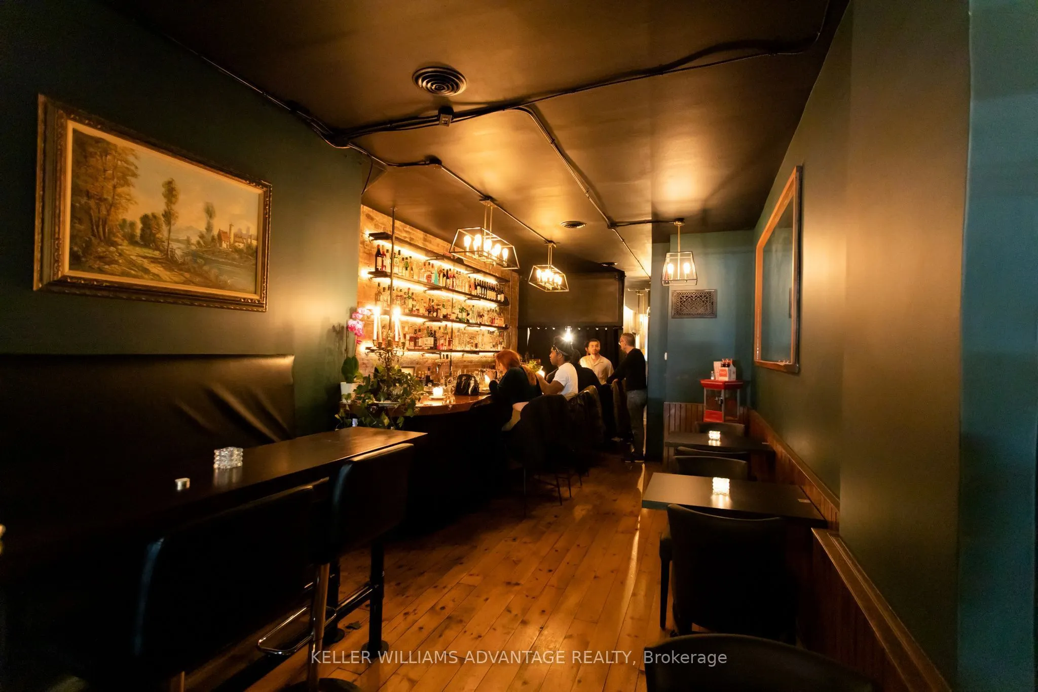 686 QUEEN Street E