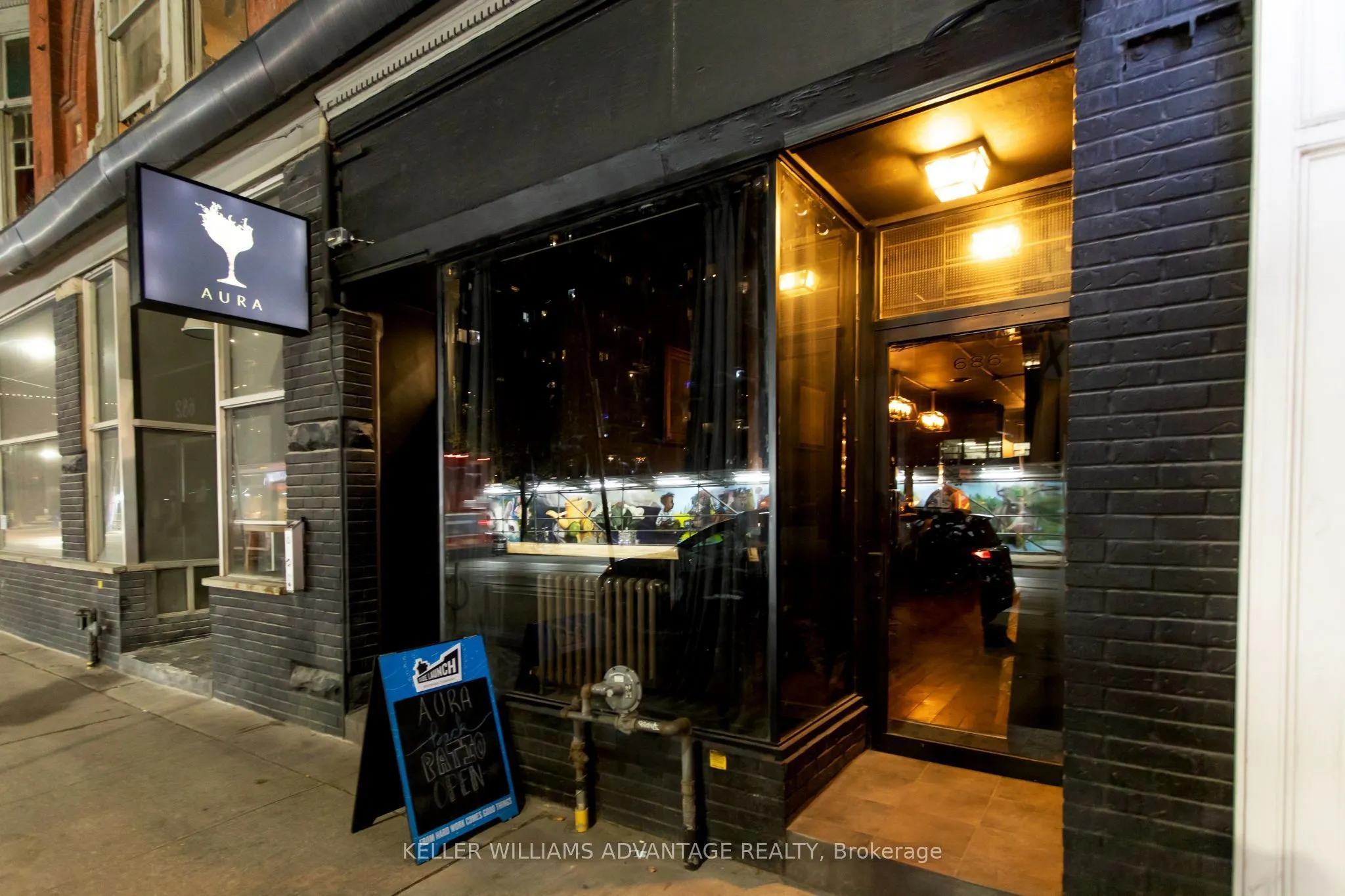 686 QUEEN Street E