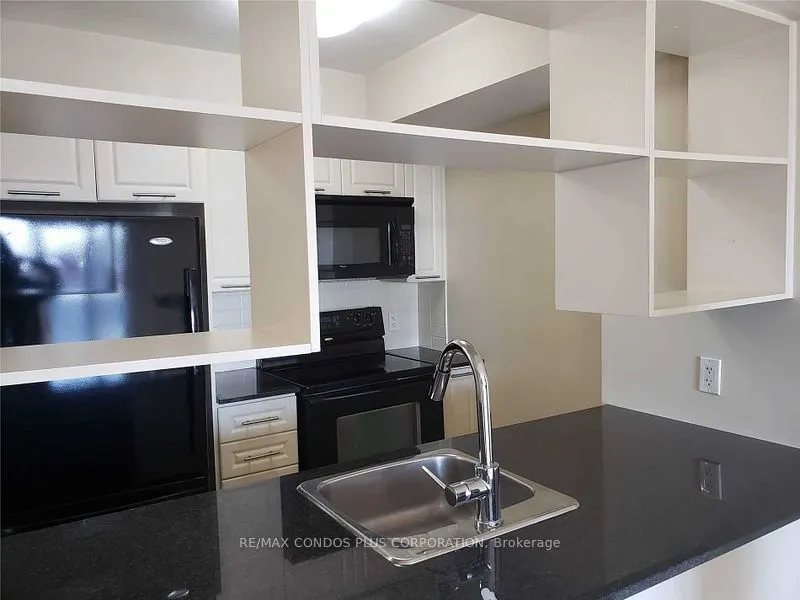 135 Village Green Square, #1422