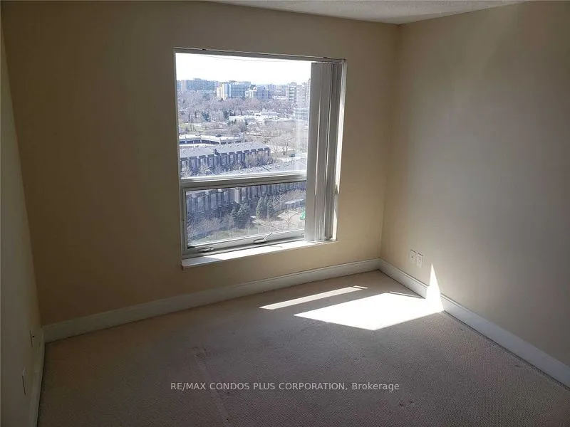 135 Village Green Square, #1422