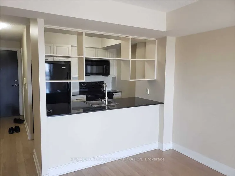 135 Village Green Square, #1422