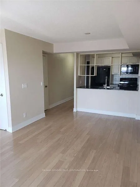 135 Village Green Square, #1422