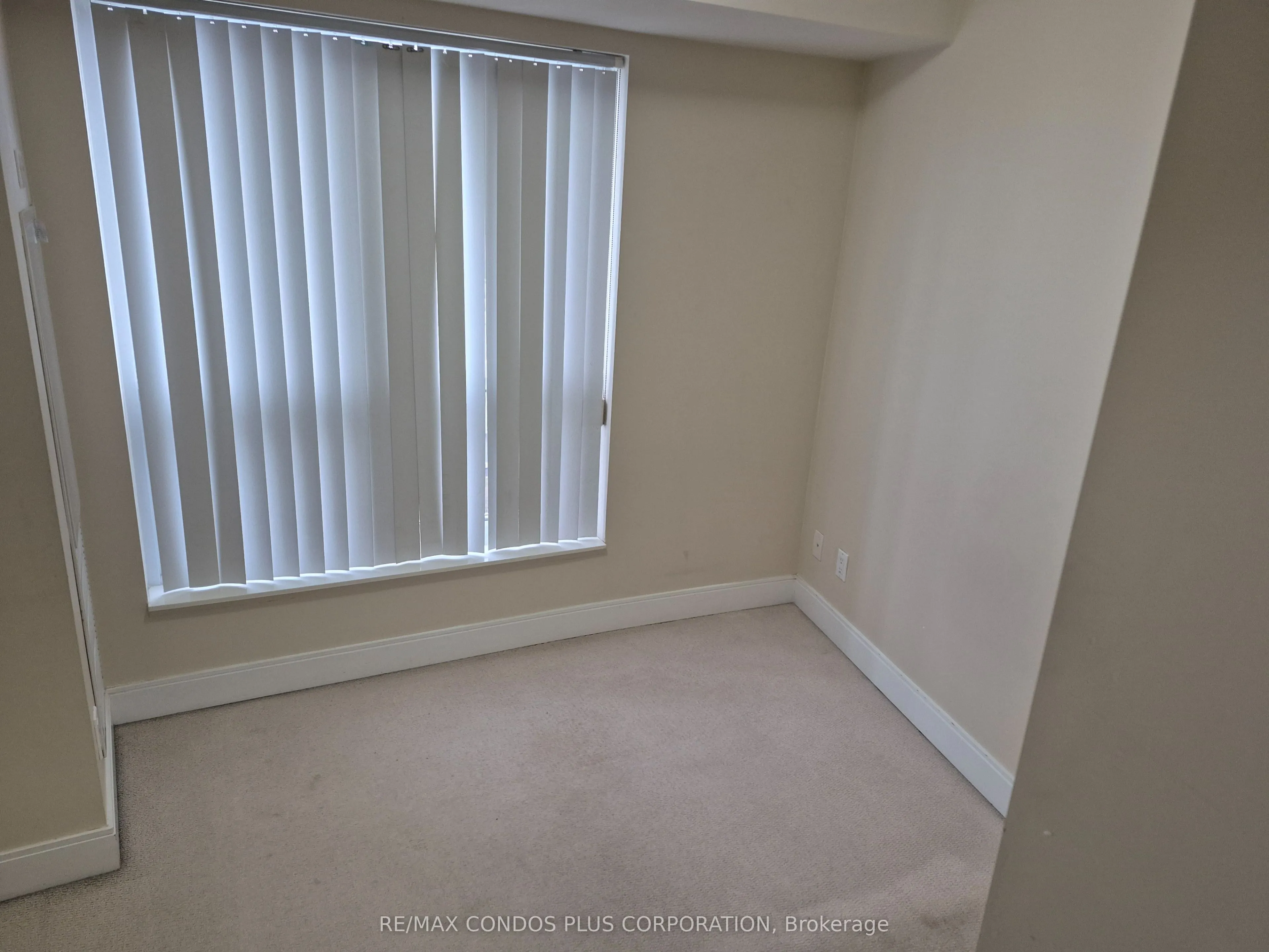 135 Village Green Square, #1422