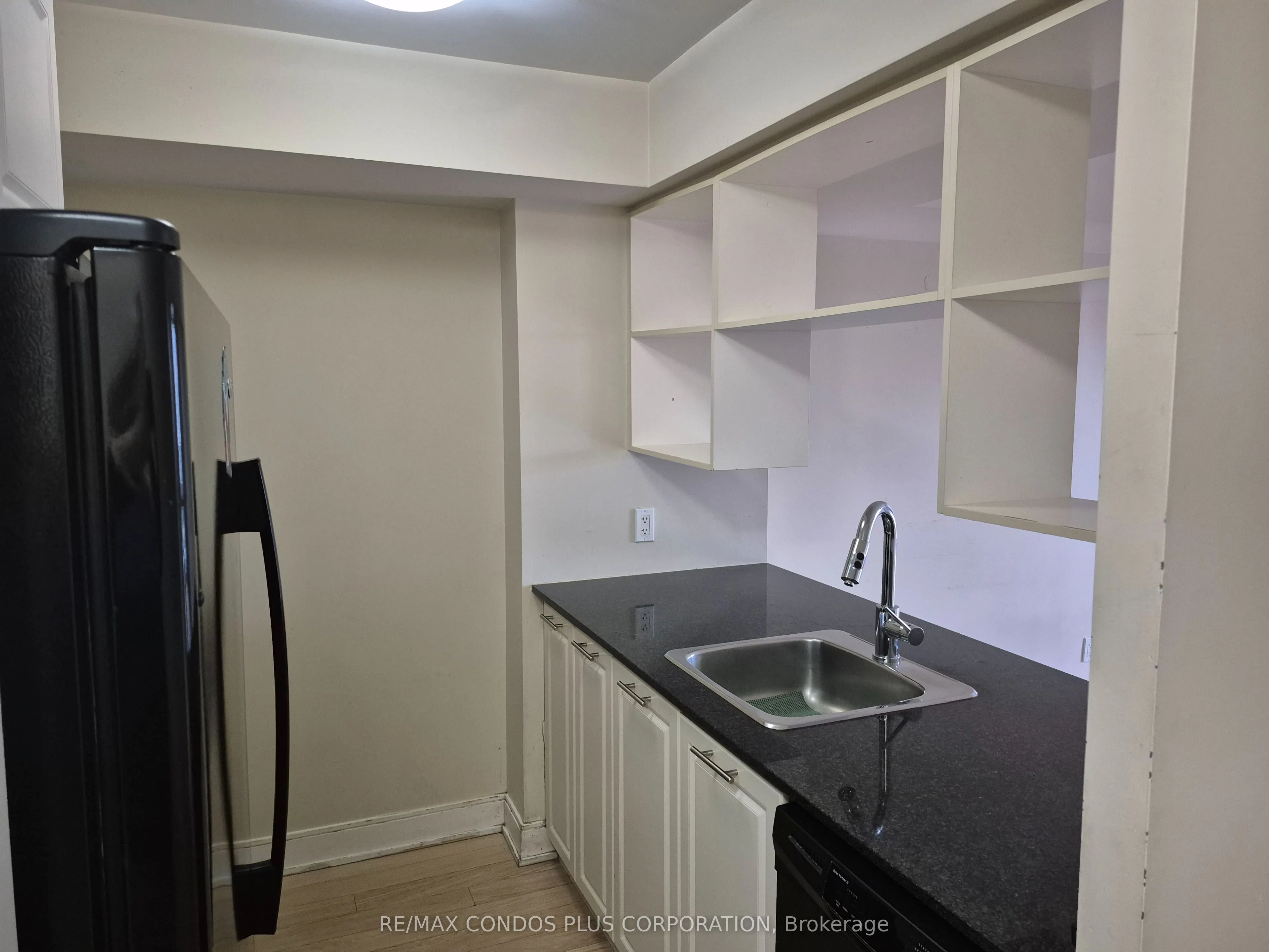 135 Village Green Square, #1422