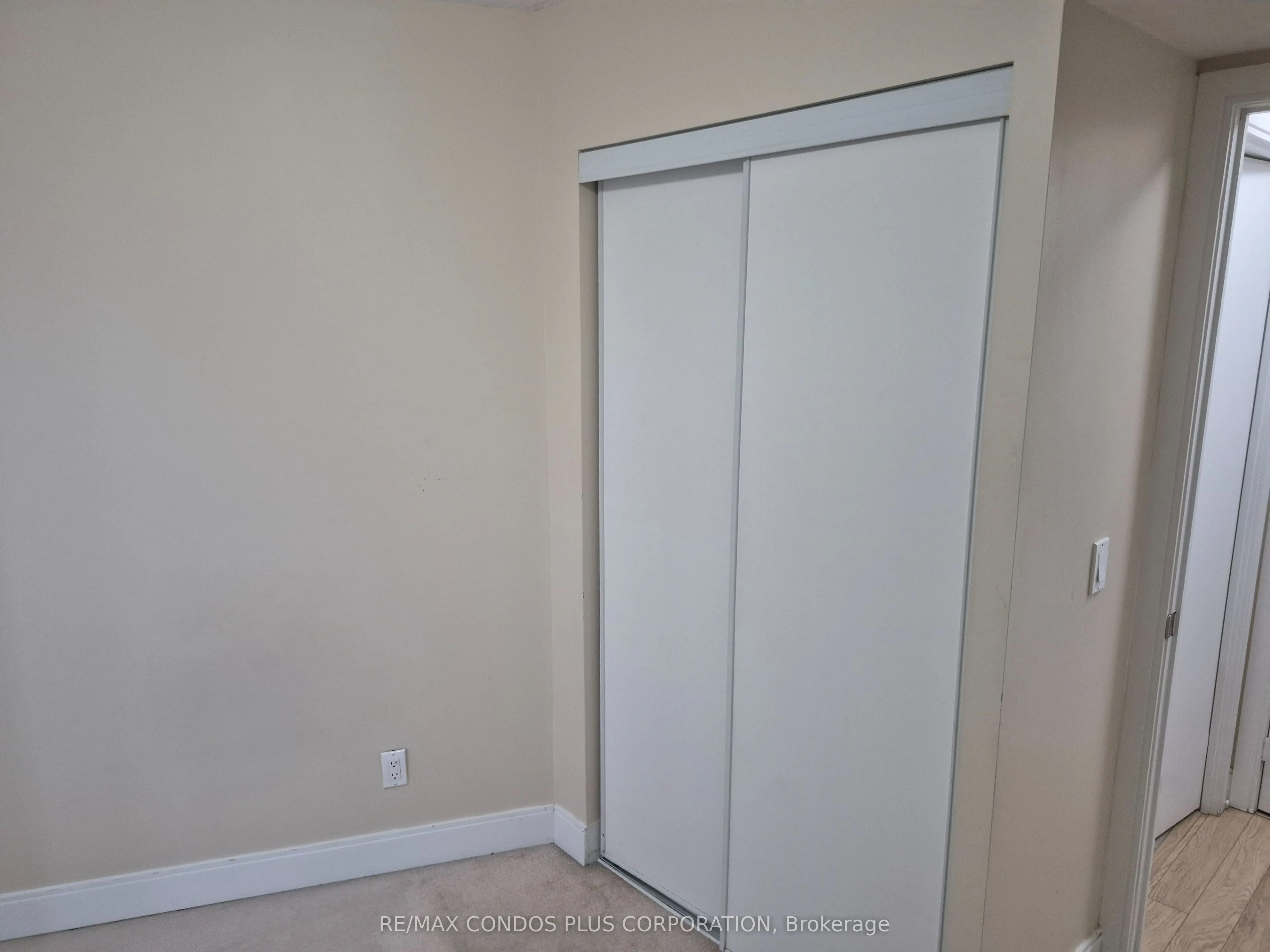135 Village Green Square, #1422