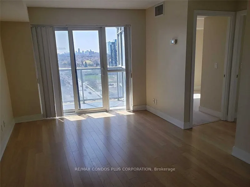 135 Village Green Square, #1422