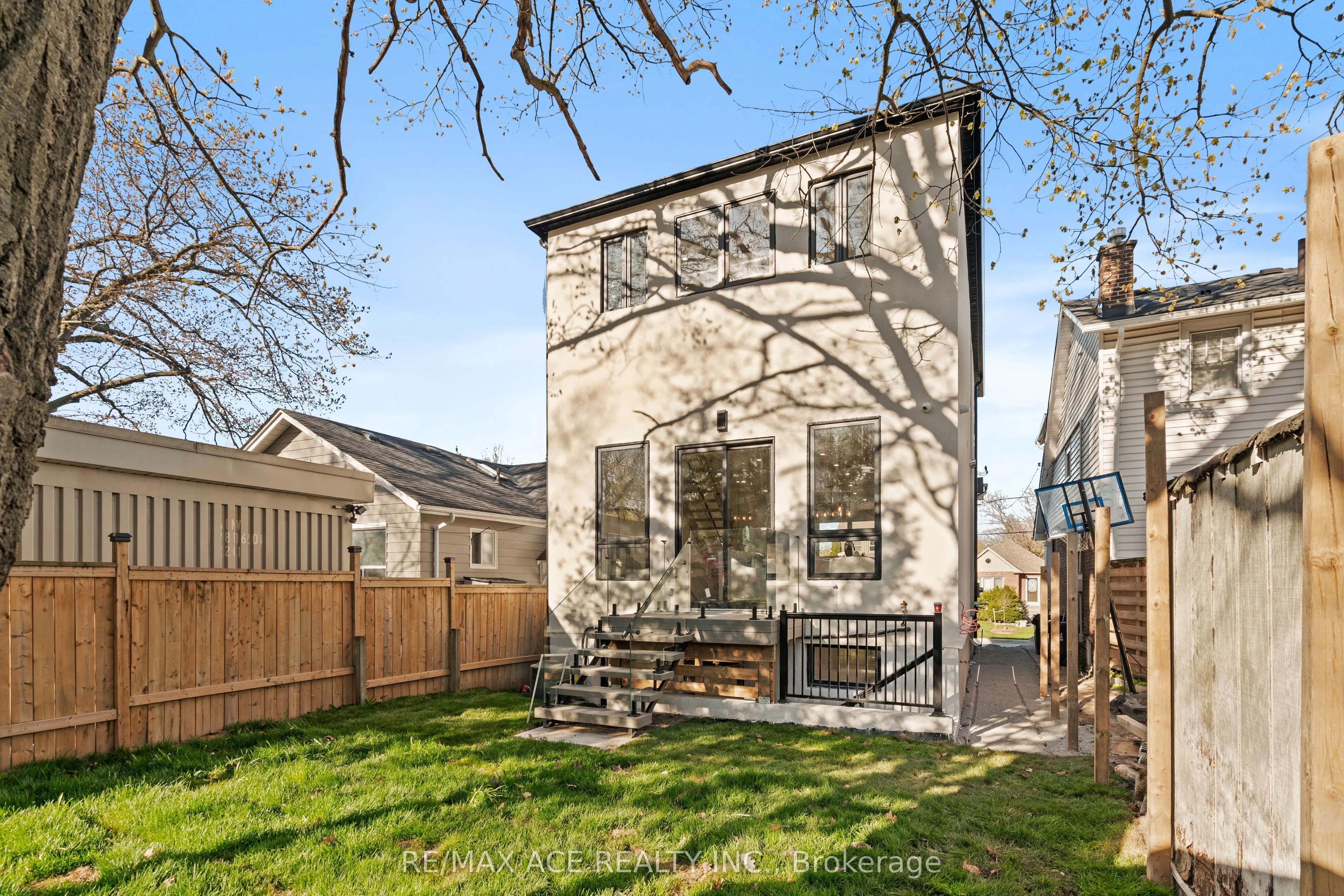 122 Warden Avenue