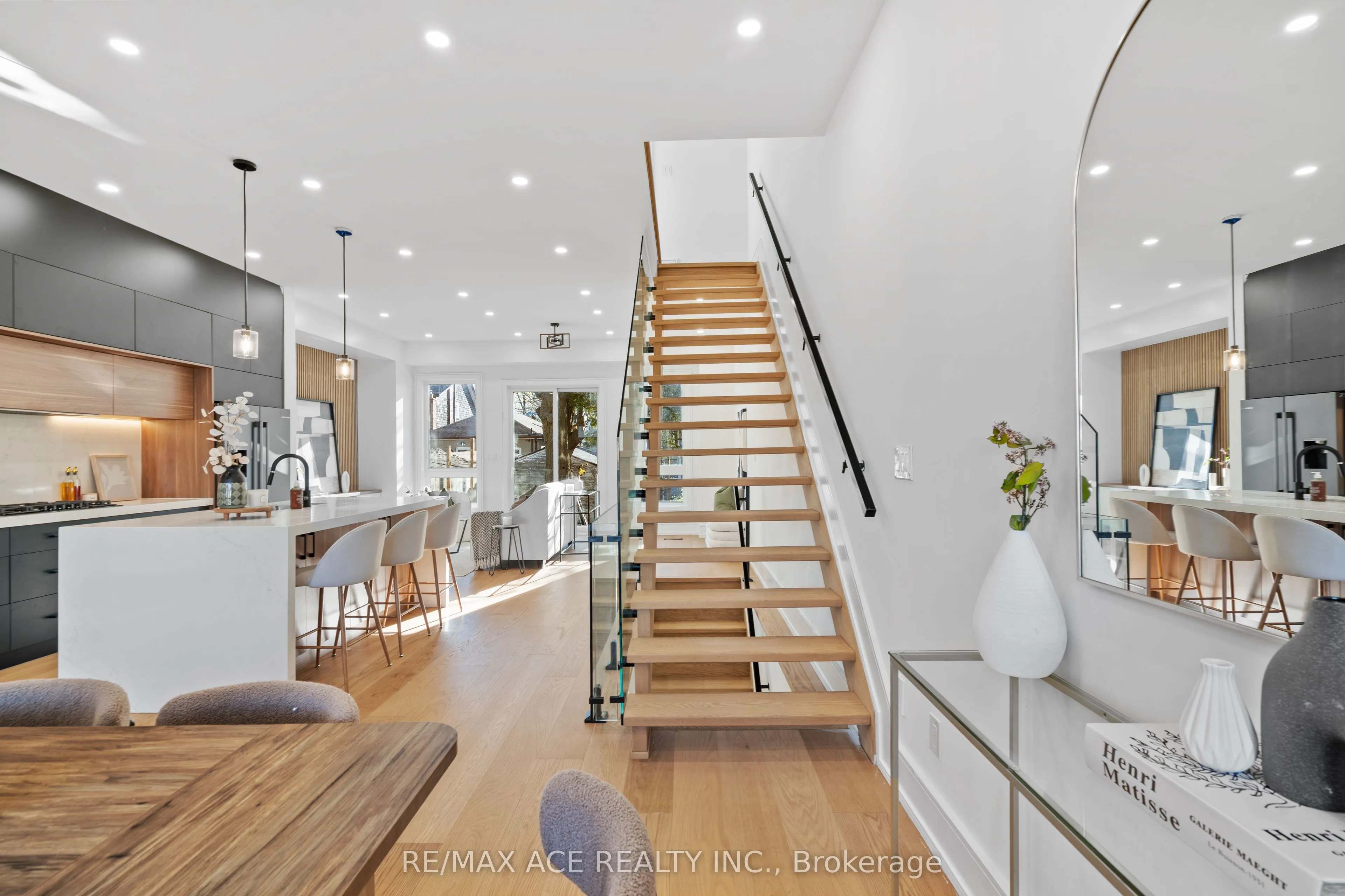 122 Warden Avenue
