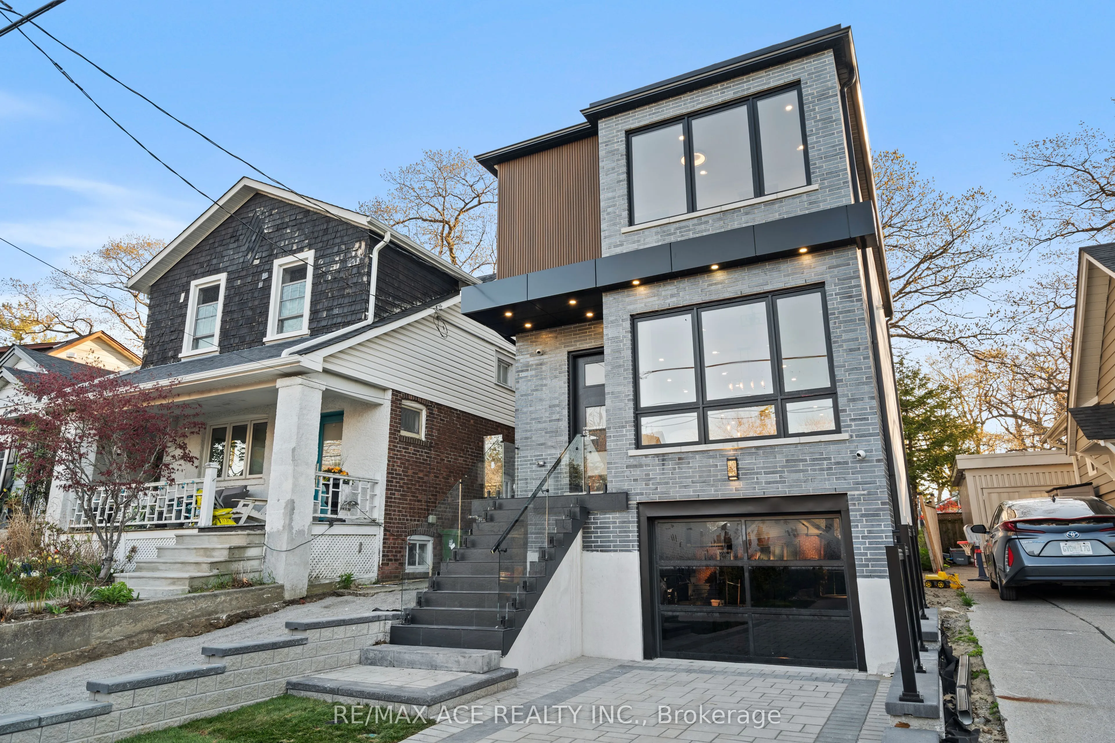 122 Warden Avenue