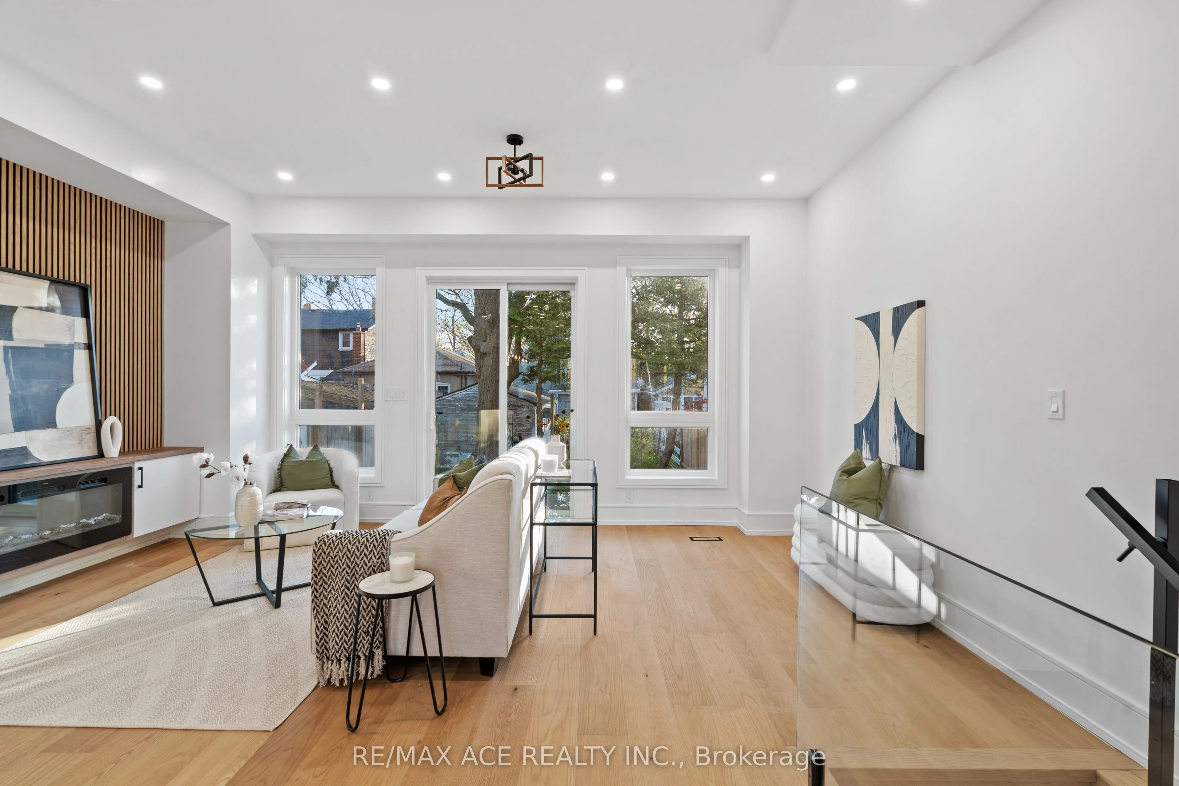 122 Warden Avenue