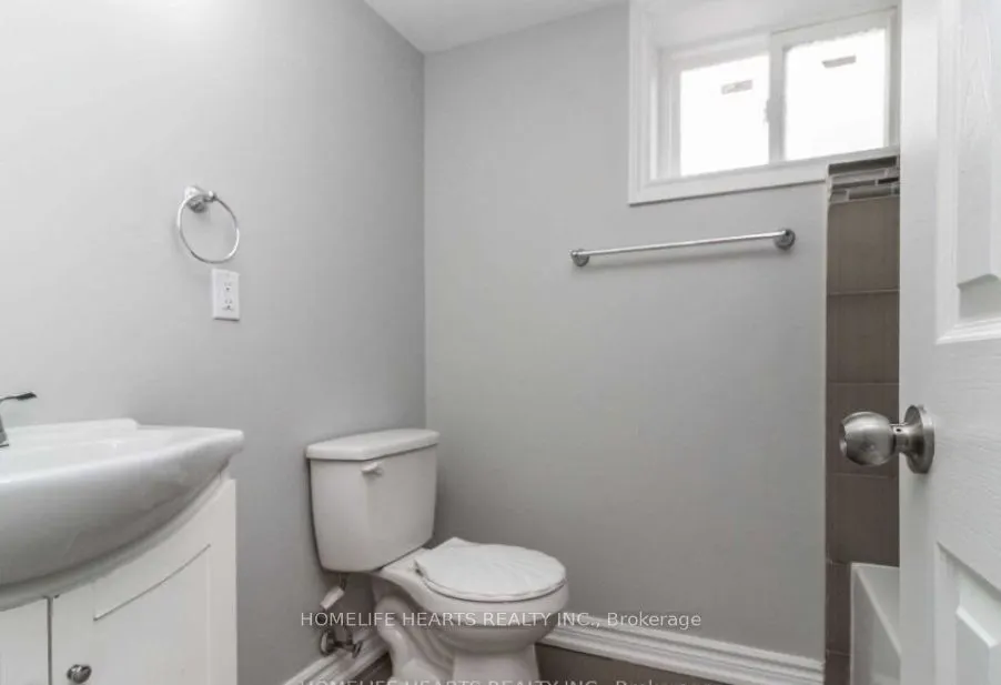 371 Rossland Road E