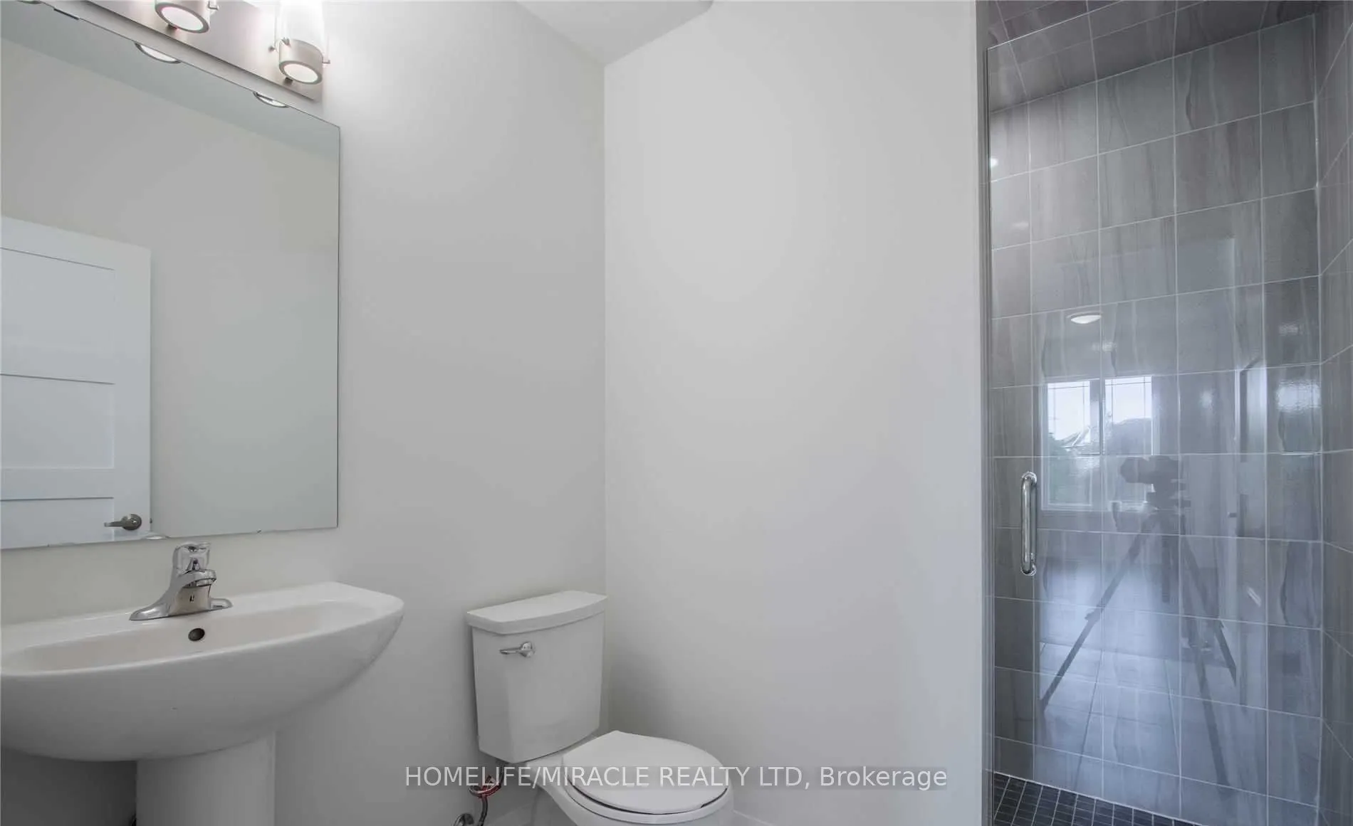 530 Askew Court, #Upper