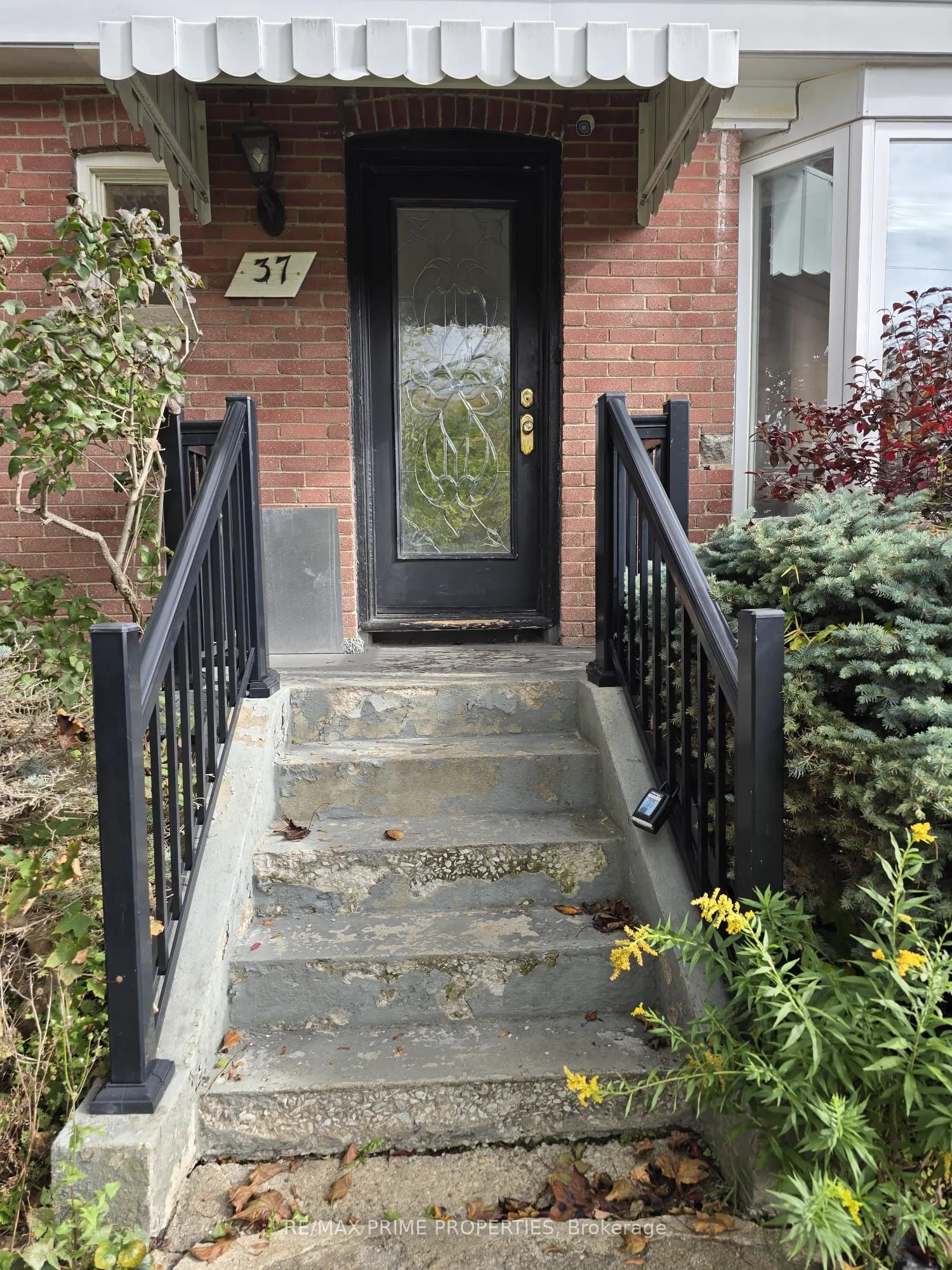 37 Marilyn Crescent
