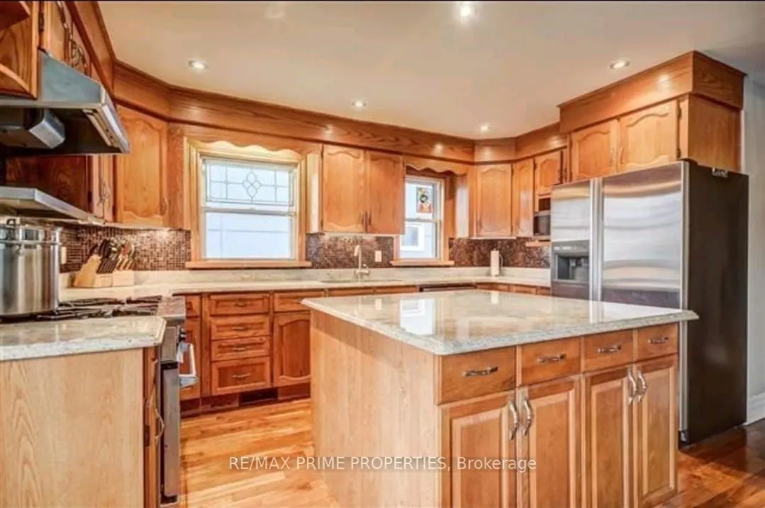 37 Marilyn Crescent