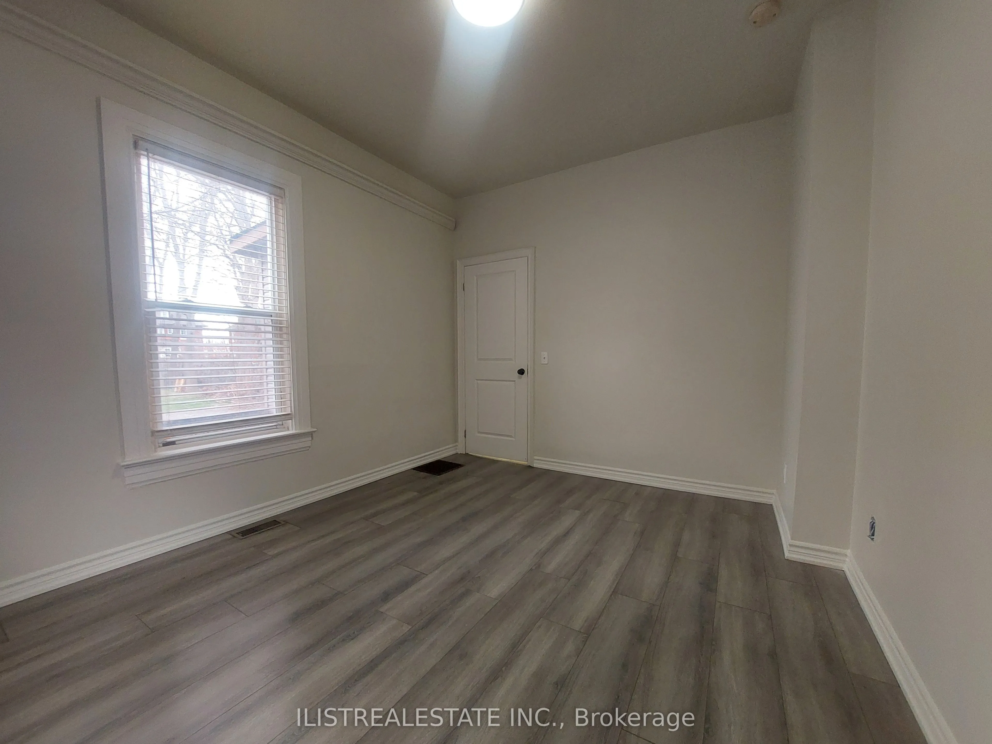 222 Athol Street E