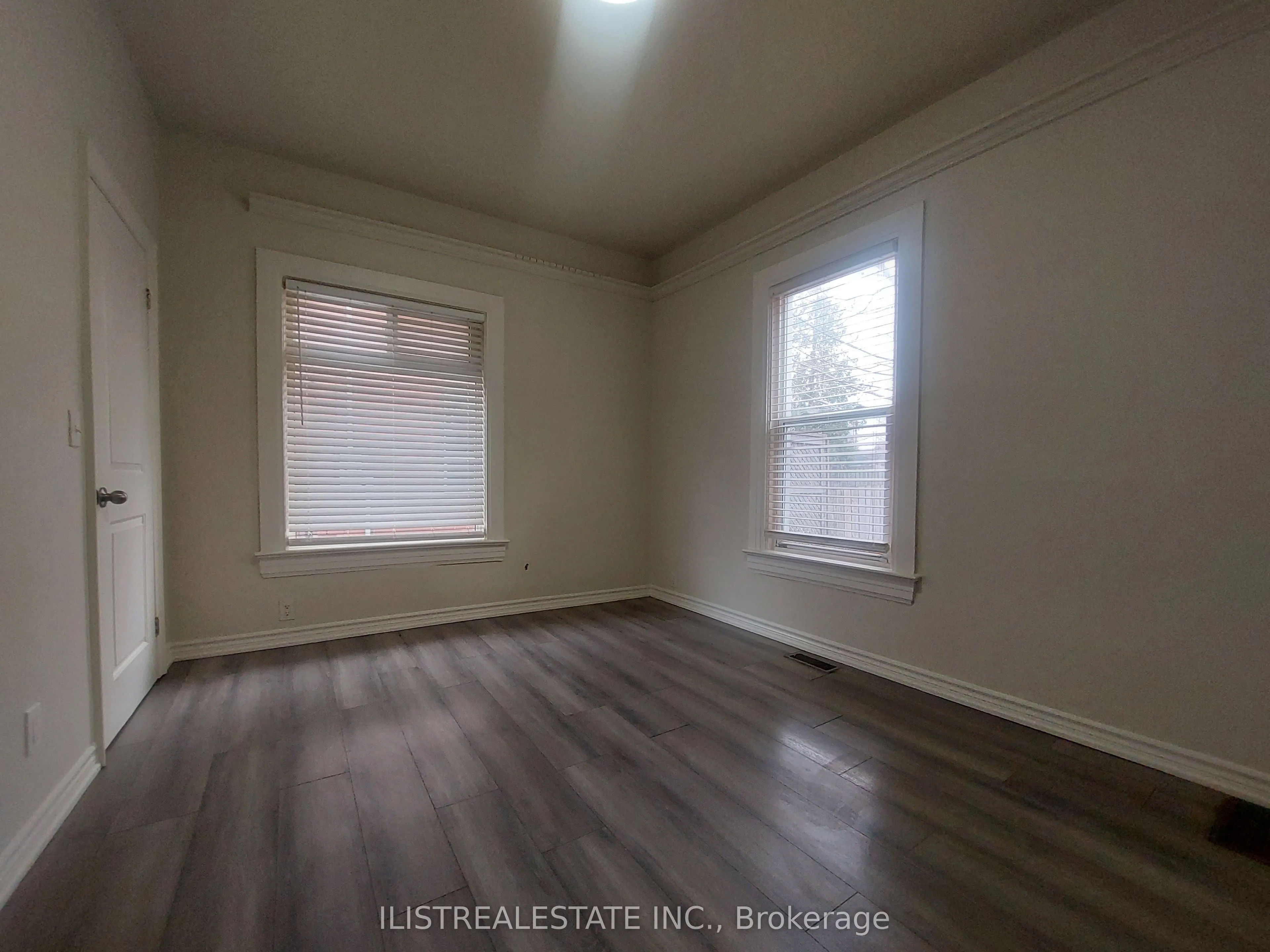 222 Athol Street E