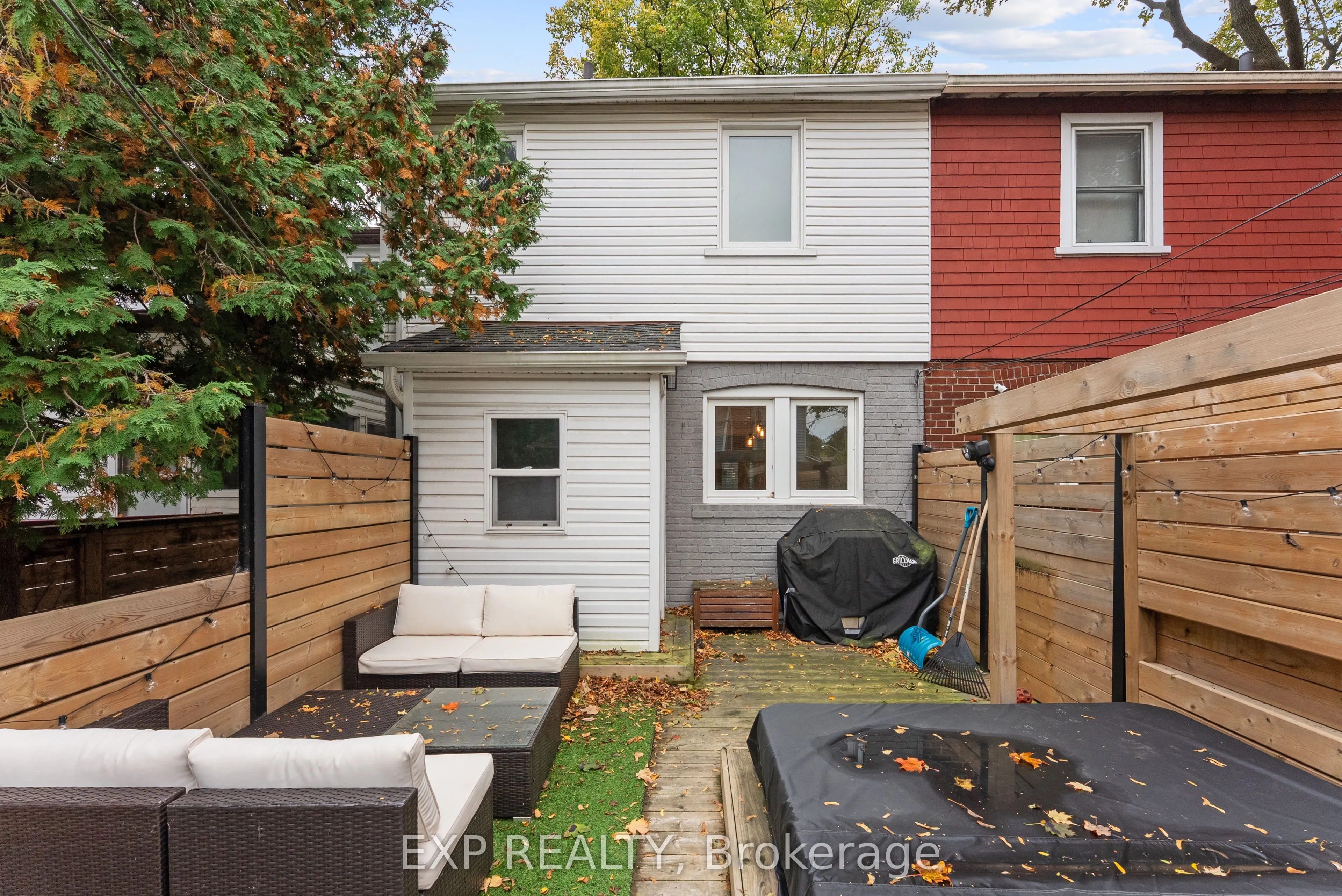 1702 Dundas Street E