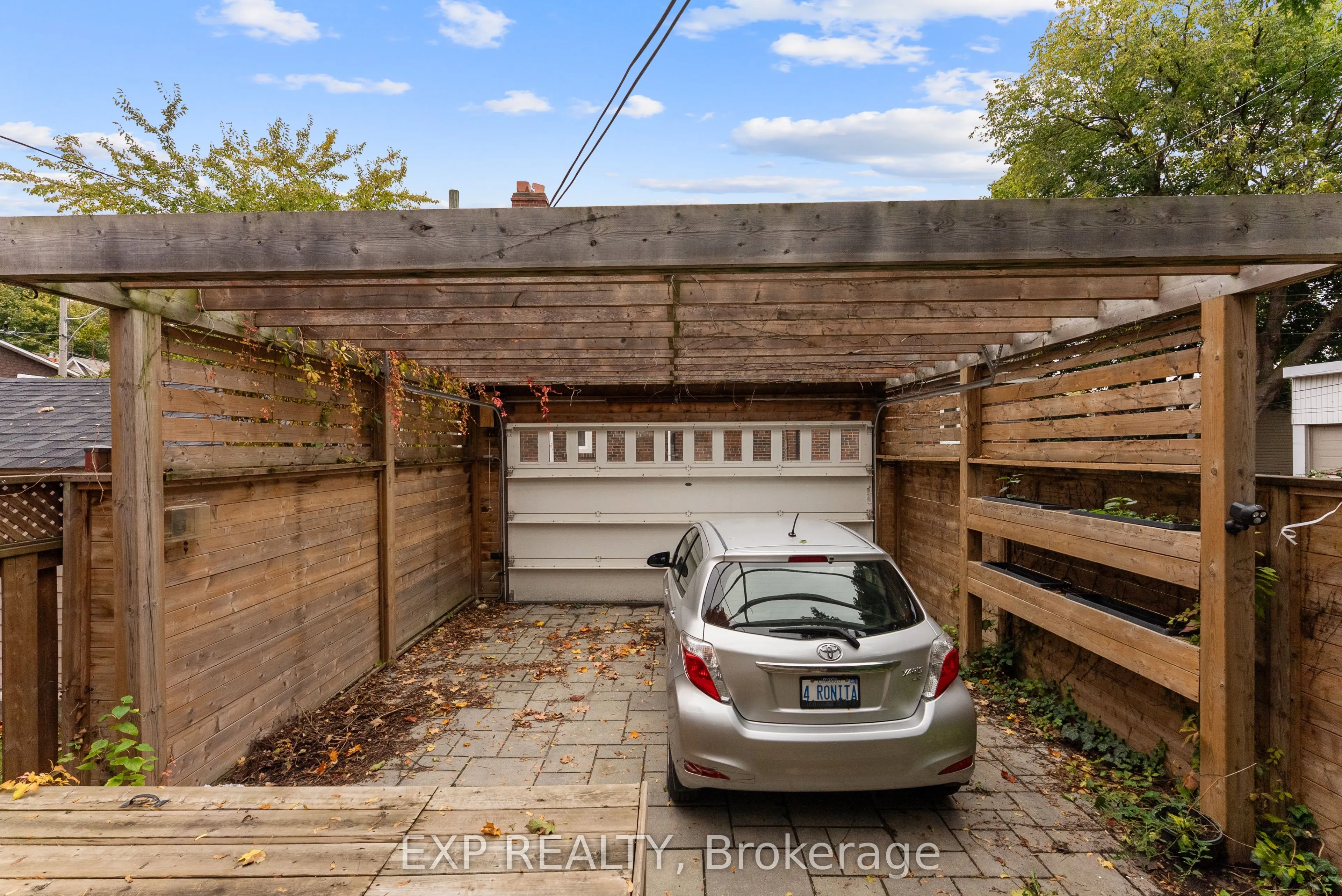 1702 Dundas Street E