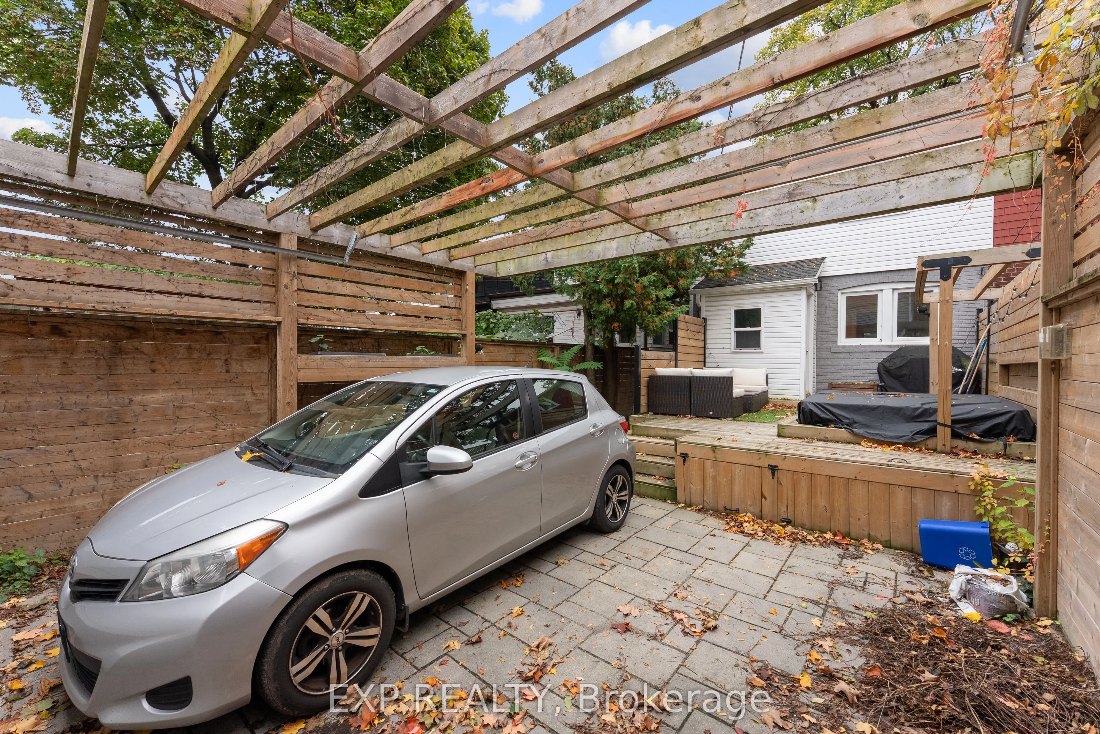 1702 Dundas Street E