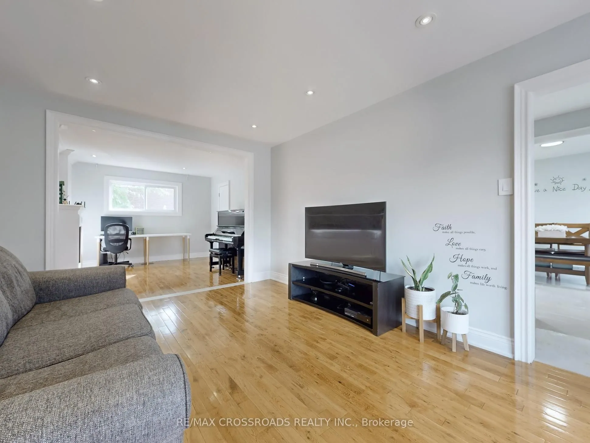 49 King Louis Crescent