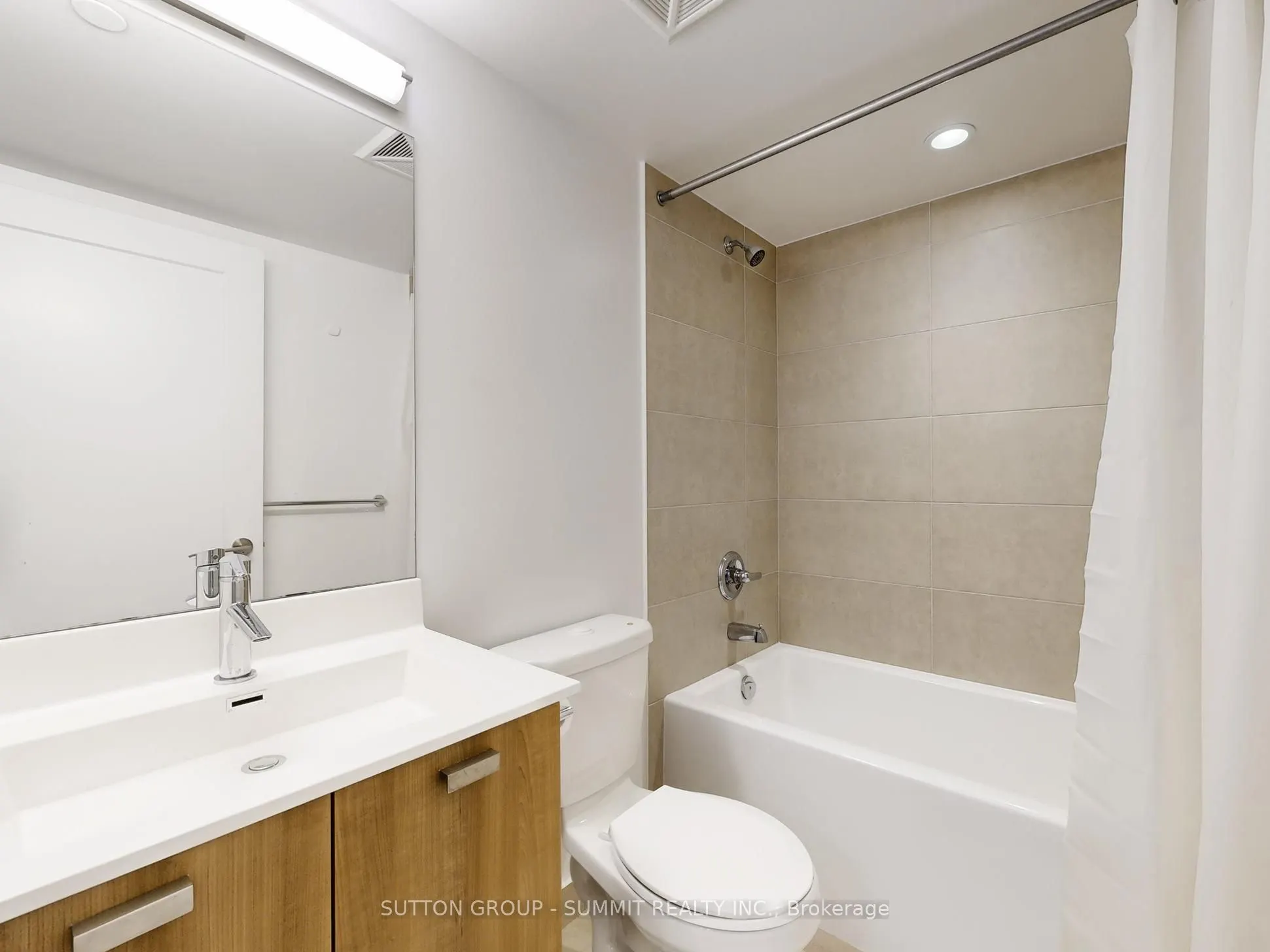 275 VILLAGE GREEN Square, #1717